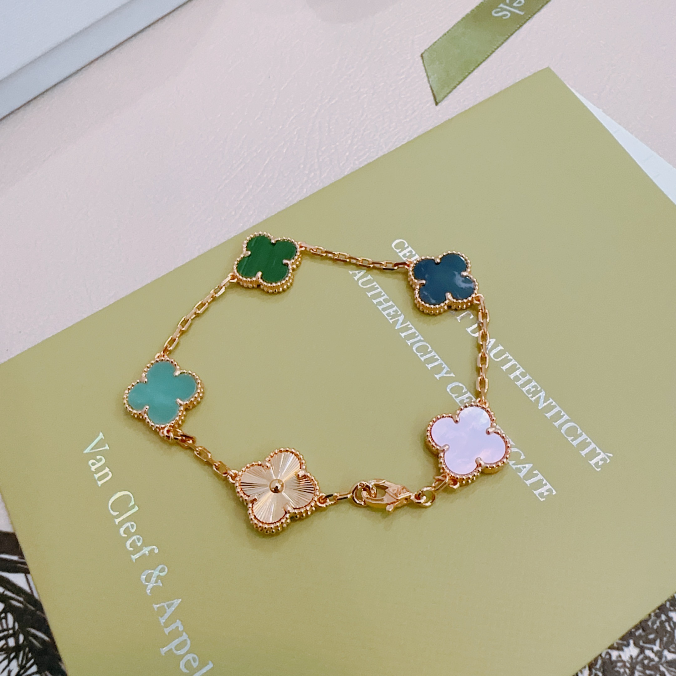 四叶草梵克雅宝🍀正品定制🌈彩虹花色手链V金材质系列 品相完美，细节无敌，那种独特的色泽完全无可挑剔，再缀