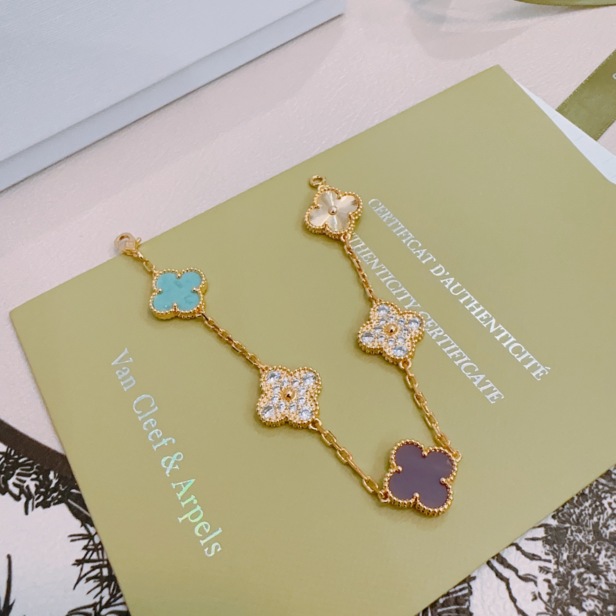 四叶草梵克雅宝🍀正品定制🌈彩虹花色手链V金材质系列 品相完美，细节无敌，那种独特的色泽完全无可挑剔，再缀