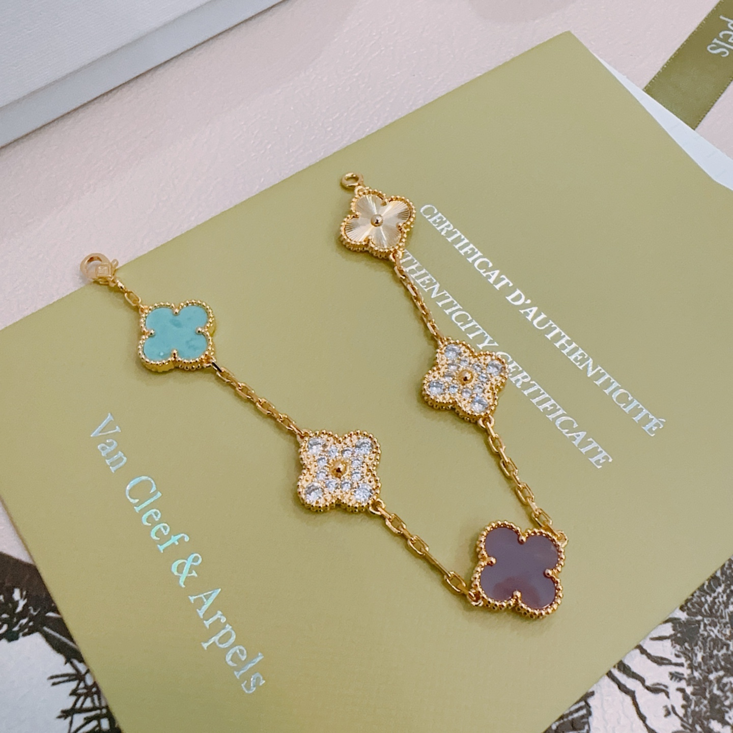 四叶草梵克雅宝🍀正品定制🌈彩虹花色手链V金材质系列 品相完美，细节无敌，那种独特的色泽完全无可挑剔，再缀
