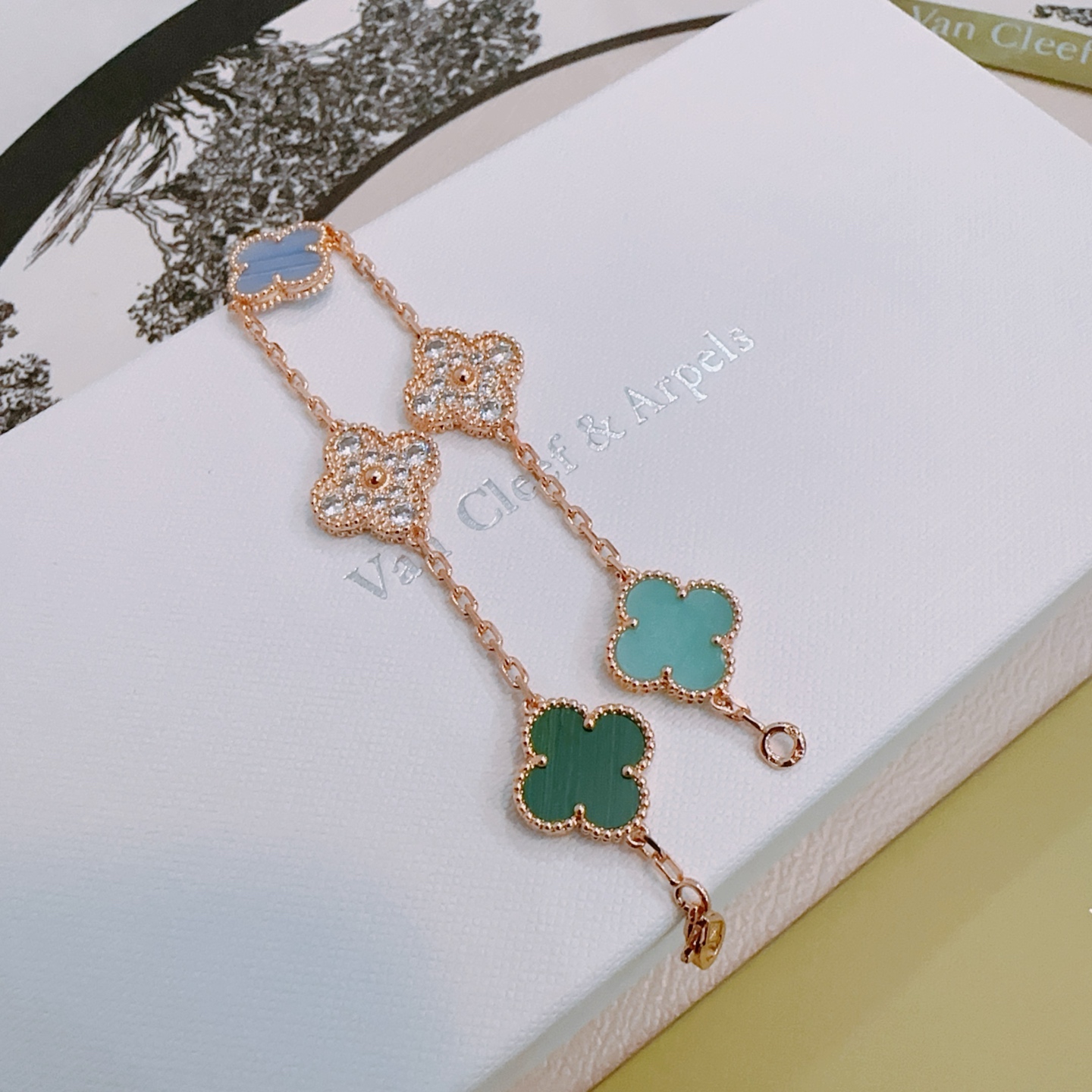 四叶草梵克雅宝🍀正品定制🌈彩虹花色手链V金材质系列 品相完美，细节无敌，那种独特的色泽完全无可挑剔，再缀