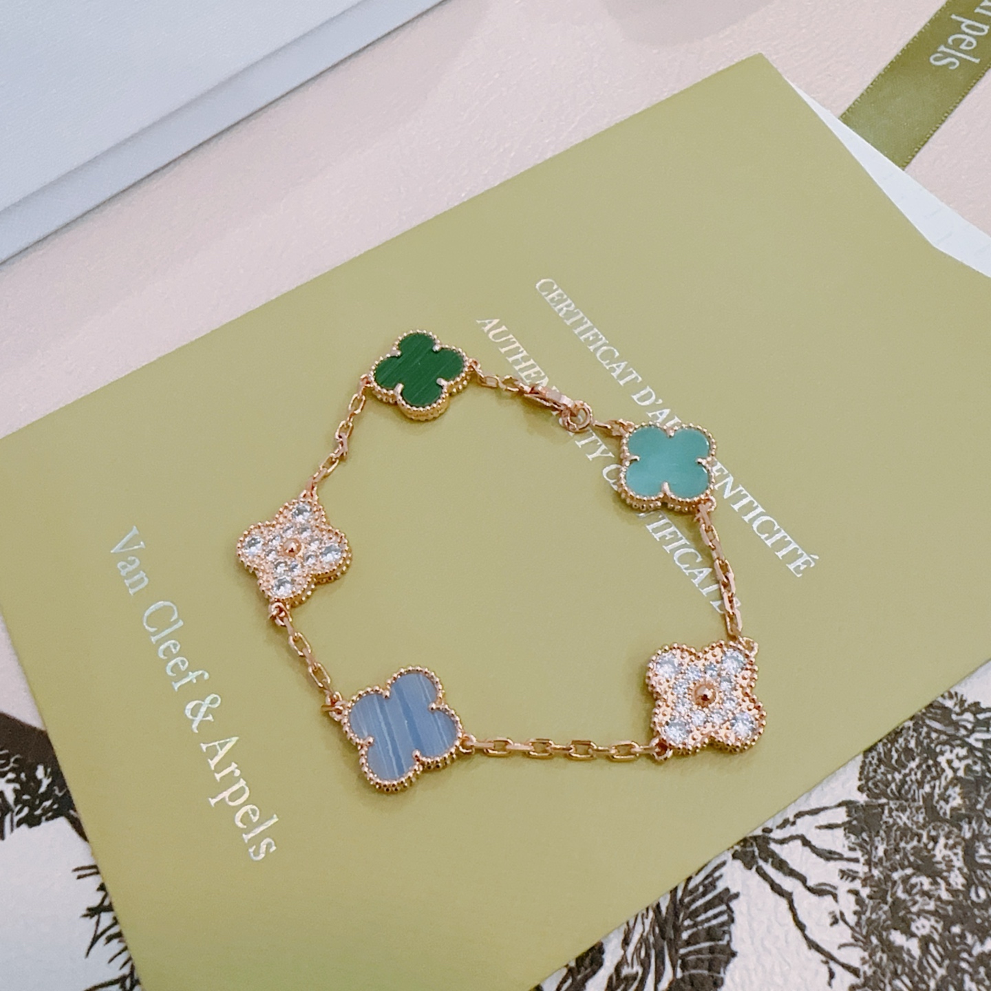 四叶草梵克雅宝🍀正品定制🌈彩虹花色手链V金材质系列 品相完美，细节无敌，那种独特的色泽完全无可挑剔，再缀