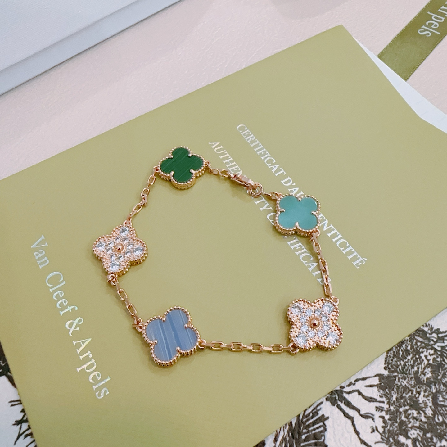 四叶草梵克雅宝🍀正品定制🌈彩虹花色手链V金材质系列 品相完美，细节无敌，那种独特的色泽完全无可挑剔，再缀