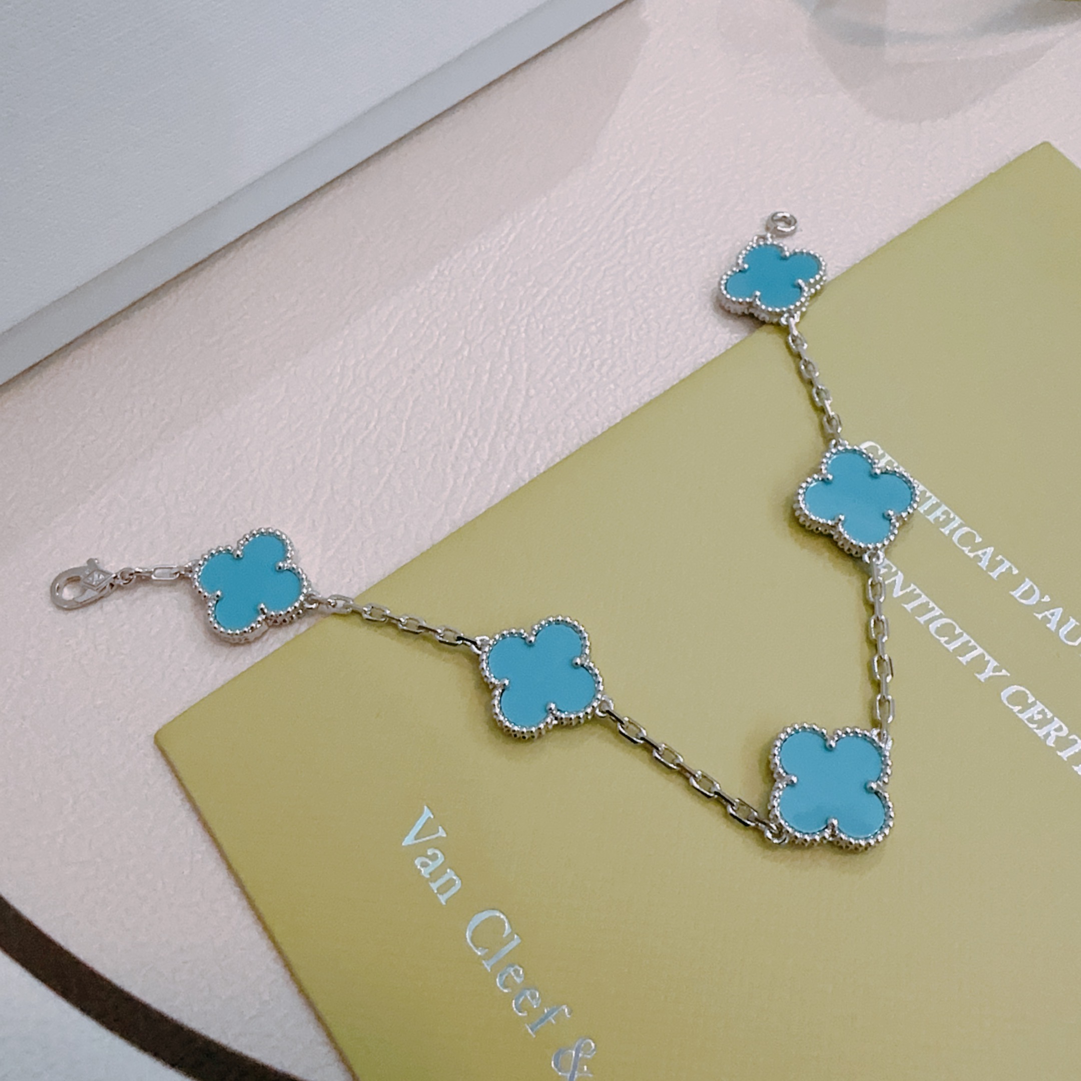 四叶草梵克雅宝🍀正品定制🌈彩虹花色手链V金材质系列 品相完美，细节无敌，那种独特的色泽完全无可挑剔，再缀