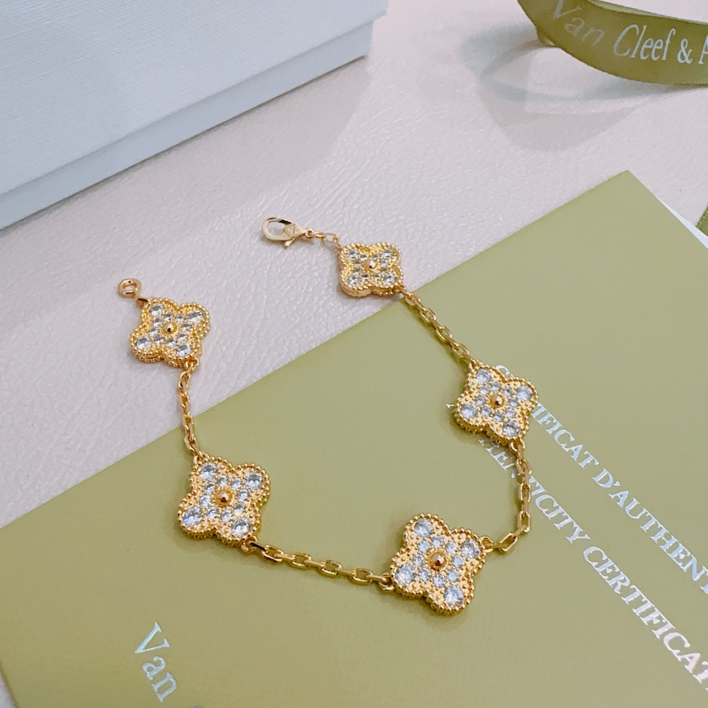 四叶草梵克雅宝🍀正品定制🌈彩虹花色手链V金材质系列 品相完美，细节无敌，那种独特的色泽完全无可挑剔，再缀