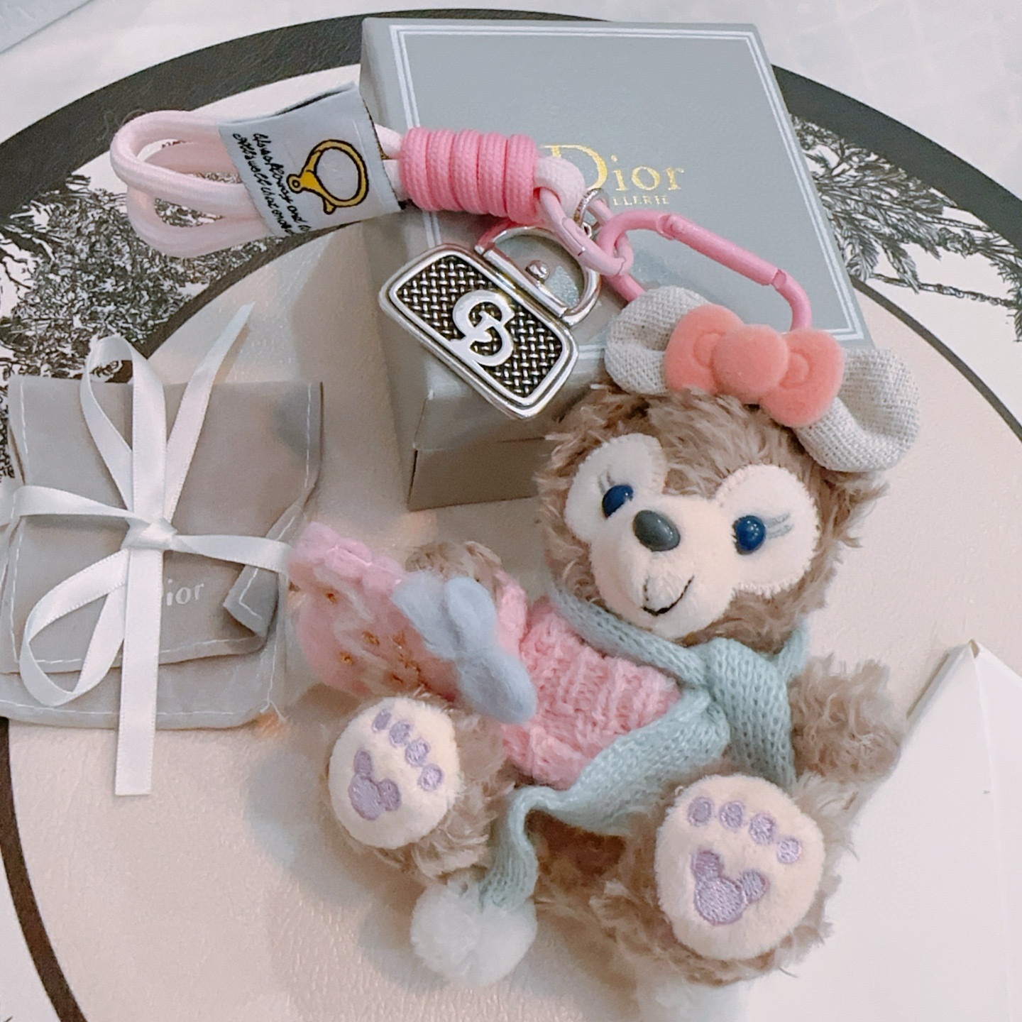 NO:381009,New product release Dior keychain Bag buckle Latest bag hanging accessories higher grade Celebrity Anger Forest series classic co-branded design concept keychain series Details are used for the old version Non-market glossy version This model has been released. Dior is very good to match with trendy backpacks, jewelry boutiques, dior, backpacks, keychain19860909新品发布 迪奥钥匙扣 包包扣 最新款包包挂饰档次更高明星同款Anger Forest系列经典款联名设计理念钥匙扣系列 细节对版做旧处理 非市面亮面版型 这款一直在出 迪奥里面热卖款 非常好搭配潮流背包,饰品精品,dior,backpacks,keychain,Jewelry