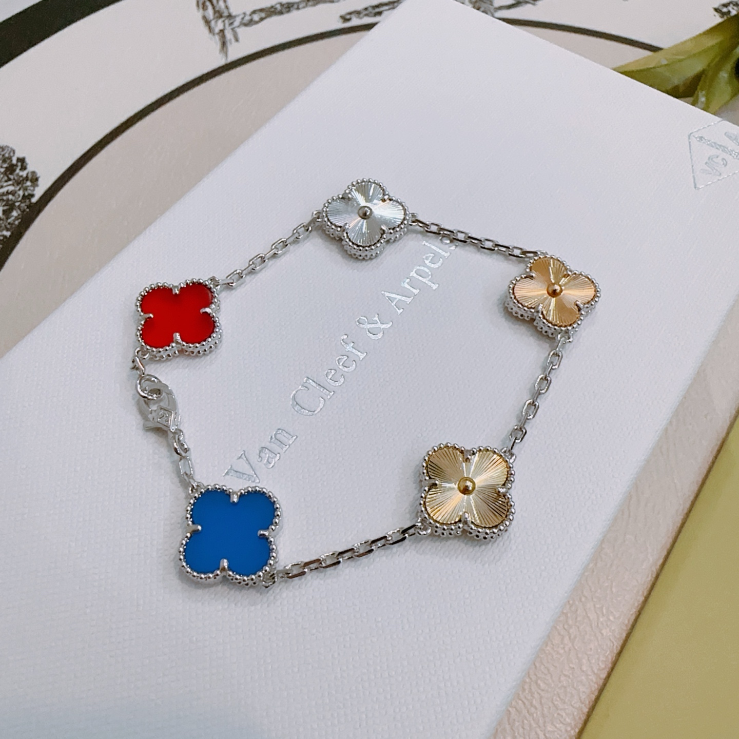 四叶草梵克雅宝🍀正品定制🌈彩虹花色手链V金材质系列 品相完美，细节无敌，那种独特的色泽完全无可挑剔，再缀