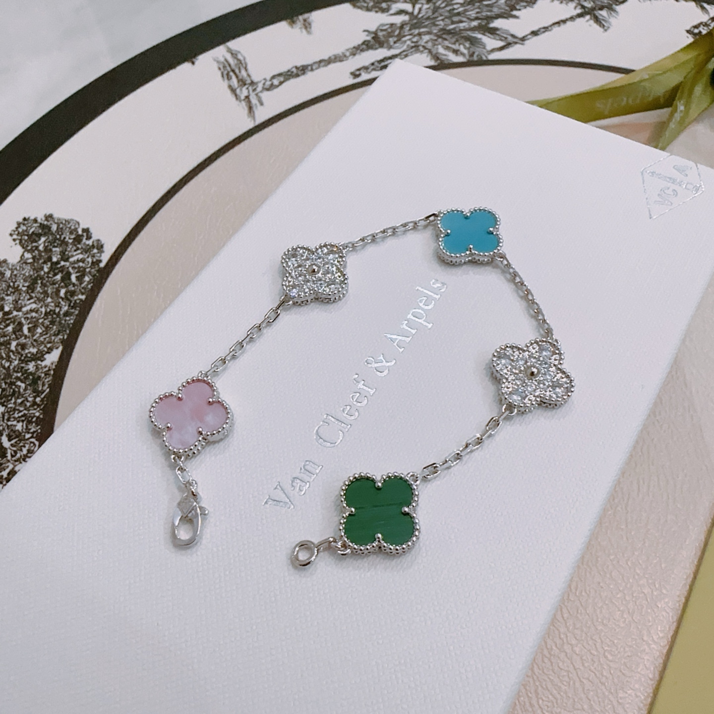 四叶草梵克雅宝🍀正品定制🌈彩虹花色手链V金材质系列 品相完美，细节无敌，那种独特的色泽完全无可挑剔，再缀
