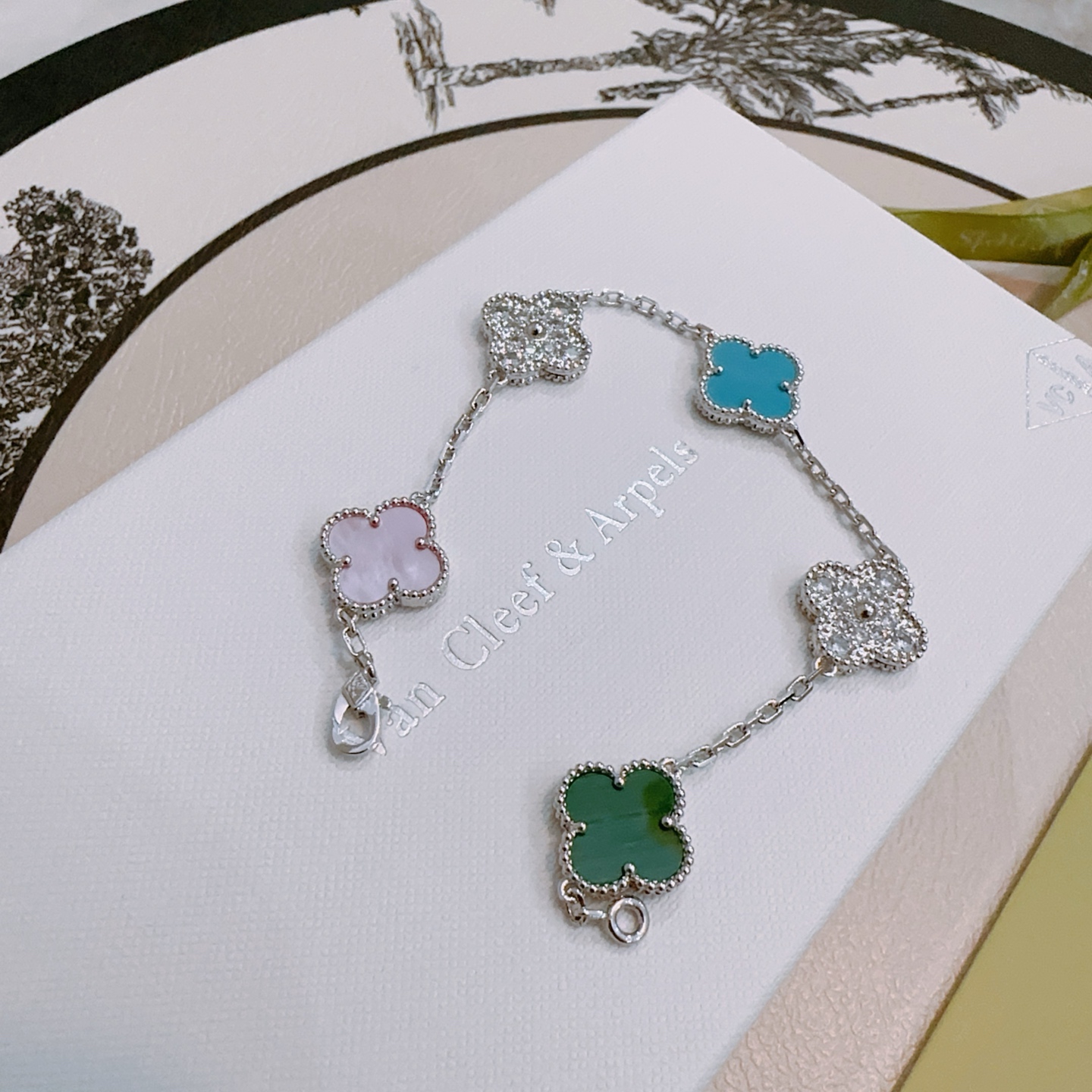 四叶草梵克雅宝🍀正品定制🌈彩虹花色手链V金材质系列 品相完美，细节无敌，那种独特的色泽完全无可挑剔，再缀