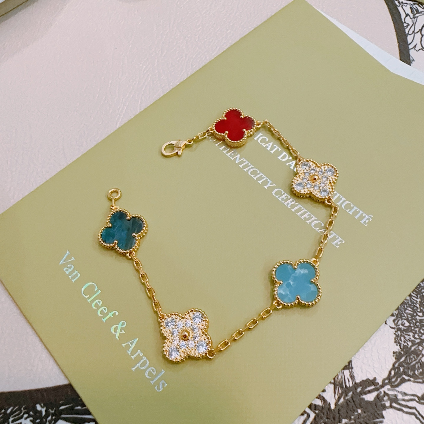四叶草梵克雅宝🍀正品定制🌈彩虹花色手链V金材质系列 品相完美，细节无敌，那种独特的色泽完全无可挑剔，再缀