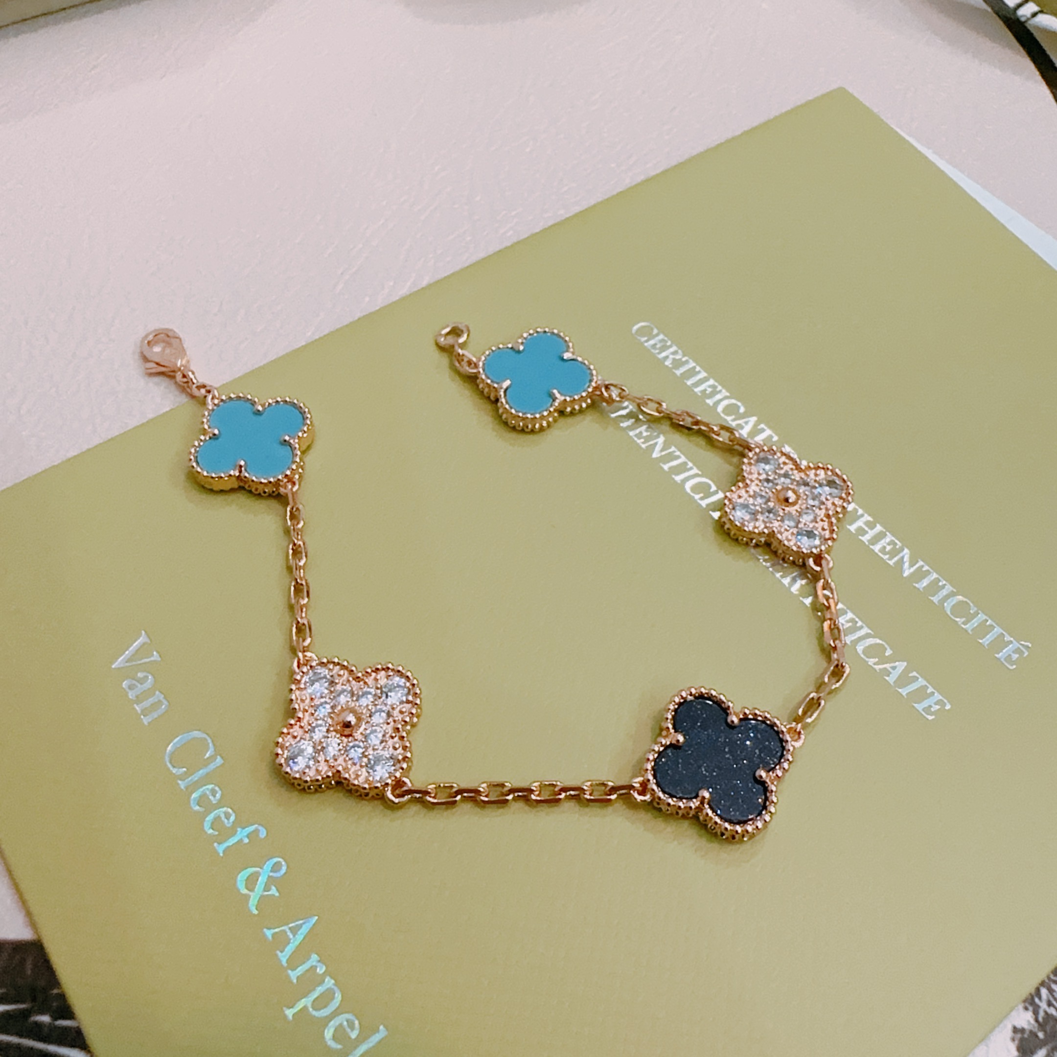 四叶草梵克雅宝🍀正品定制🌈彩虹花色手链V金材质系列 品相完美，细节无敌，那种独特的色泽完全无可挑剔，再缀