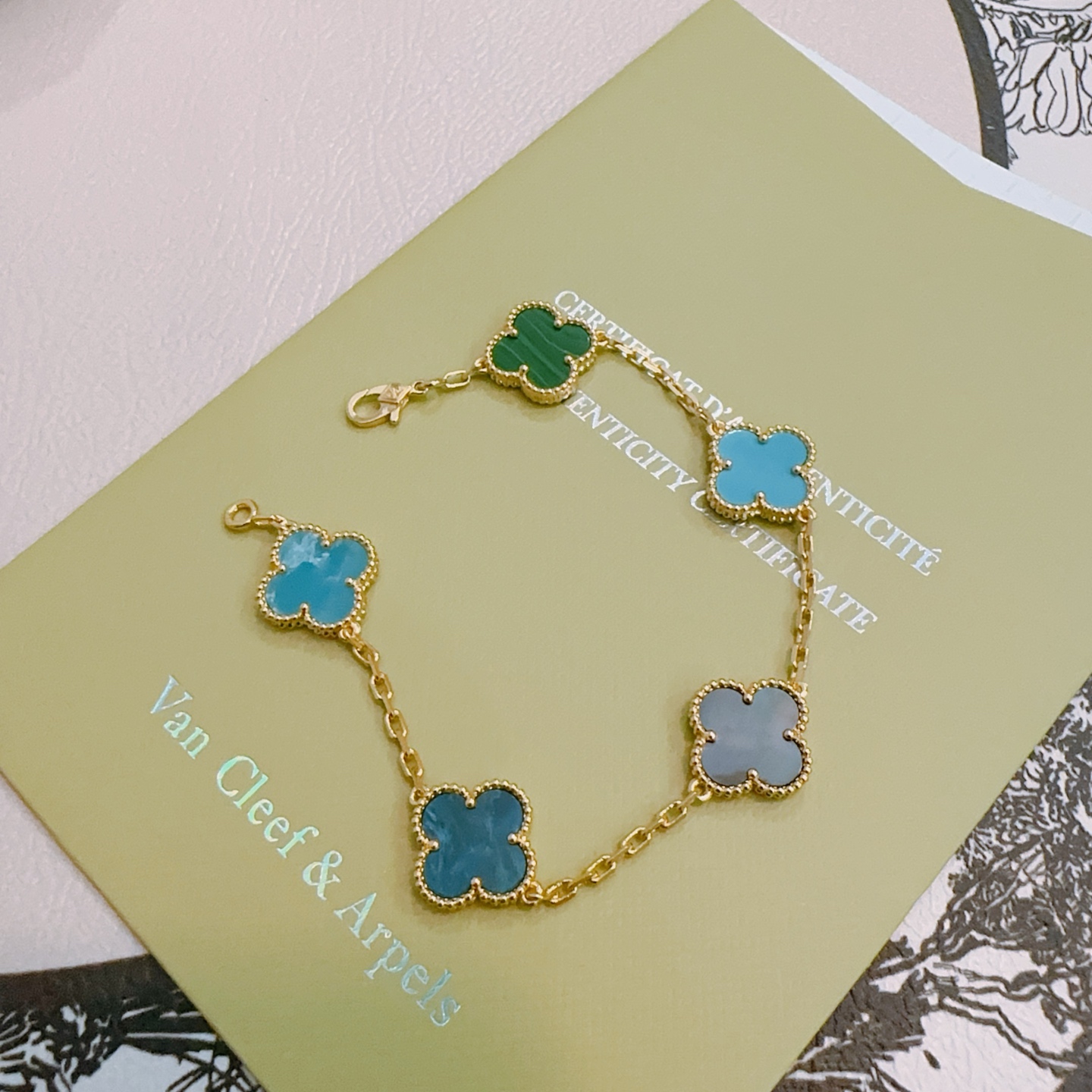 四叶草梵克雅宝🍀正品定制🌈彩虹花色手链V金材质系列 品相完美，细节无敌，那种独特的色泽完全无可挑剔，再缀