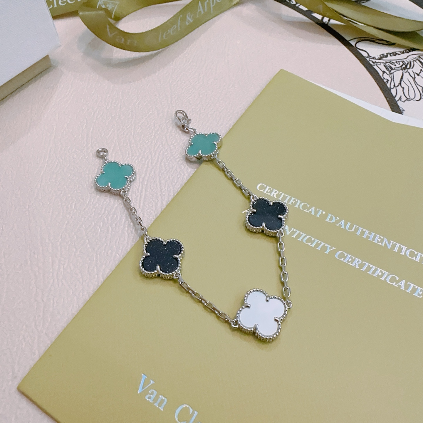 四叶草梵克雅宝🍀正品定制🌈彩虹花色手链V金材质系列 品相完美，细节无敌，那种独特的色泽完全无可挑剔，再缀