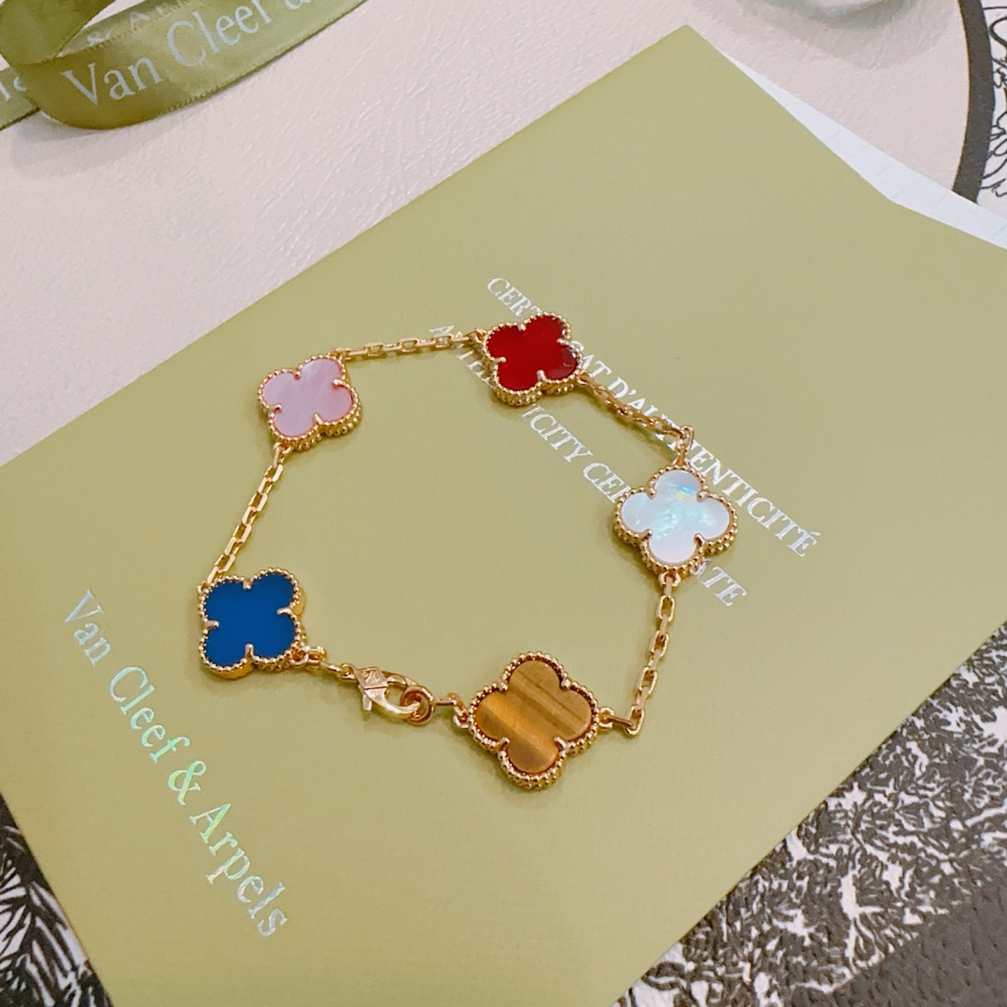 四叶草梵克雅宝🍀正品定制🌈彩虹花色手链V金材质系列 品相完美，细节无敌，那种独特的色泽完全无可挑剔，再缀