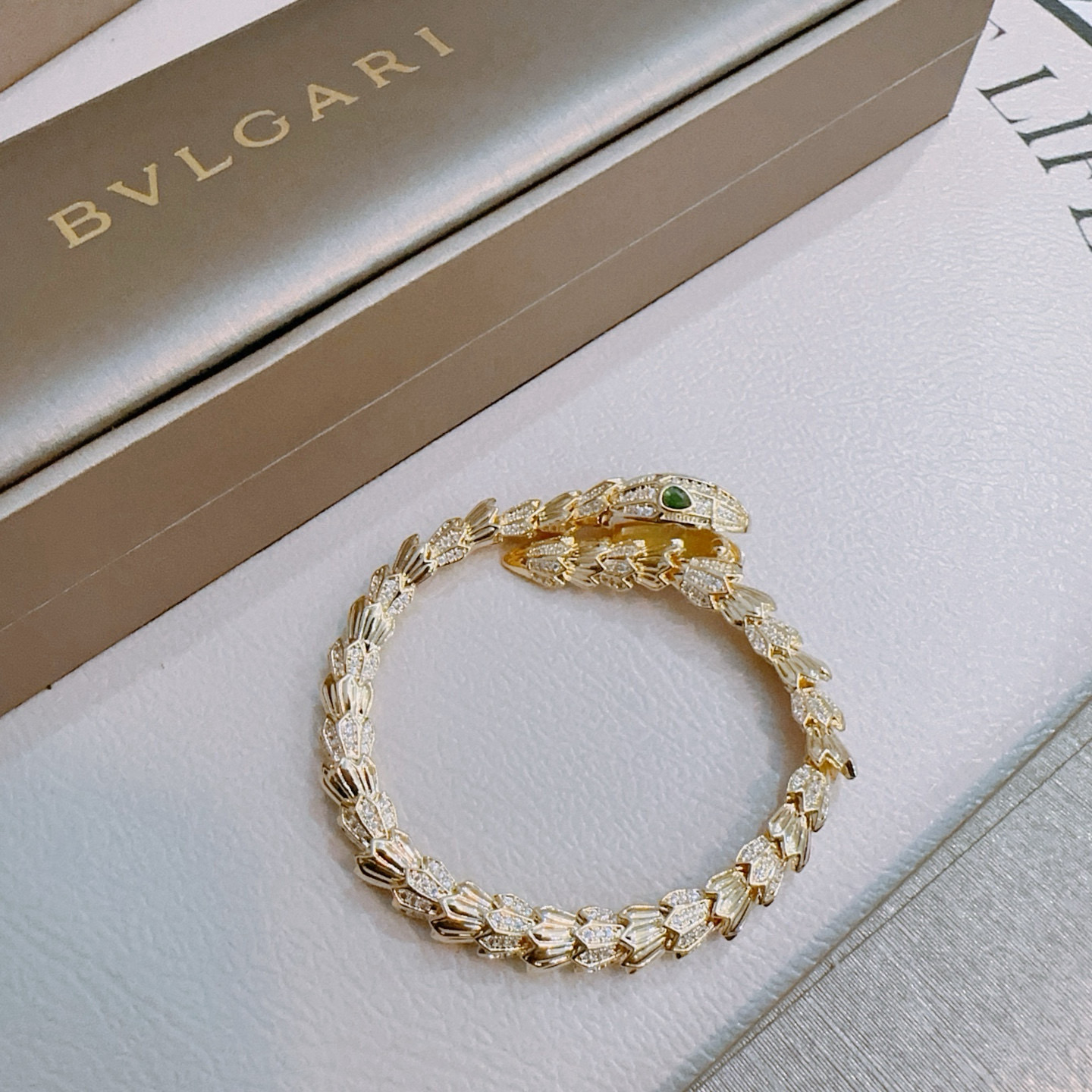 NO:381459,Bulgari bracelet V gold material. BVLGARI DIVAS' DREAM series. Perfect appearance and invincible details. The unique color is completely impeccable. It is decorated with a classic ring shape design. It is simple but elegant and eye-catching. The pure handmade combination of V gold makes the complexion look more elegant and attractive. The same style as men and women. Bulgari bracelet, jewelry boutique, bottega veneta, bvlgari, bvlgari, bracelet19860909宝格丽手链V金材质.BVLGARI宝格丽 DIVAS‘ DREAM 系列 品相完美,细节无敌,那种独特的色泽完全无可挑剔,再缀以经典指环外形设计,简约之余却又优雅夺目,V金纯手工的组合更显气色,上手雅致动人.男女同款 宝格丽手链,饰品精品,bottega veneta,bvlgari,bvlgari,bracelet,Jewelry