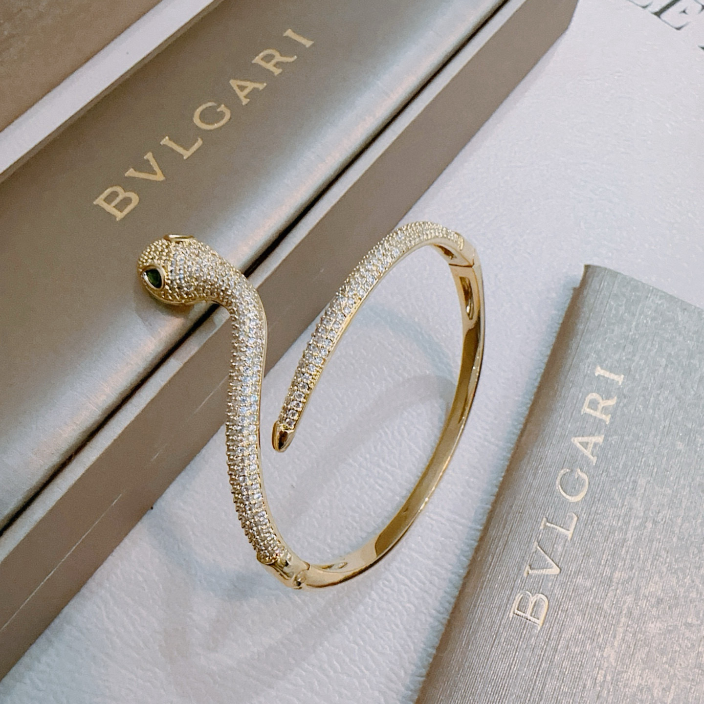 NO:381442,Bulgari bracelet bracelet made of V gold. BVLGARI DIVAS' DREAM series is perfect in appearance and invincible in details. The unique color is completely impeccable, and is decorated with a classic ring shape design. It is simple but elegant and eye-catching. The pure handmade combination of V gold makes the complexion look more elegant and attractive. The same style as men and women Bulgari bracelet, jewelry boutique, bottega veneta, bvlgari, bvlgari, bracelet, bracelet19860909宝格丽手链手镯V金材质.BVLGARI宝格丽 DIVAS‘ DREAM 系列 品相完美,细节无敌,那种独特的色泽完全无可挑剔,再缀以经典指环外形设计,简约之余却又优雅夺目,V金纯手工的组合更显气色,上手雅致动人.男女同款 宝格丽手链,饰品精品,bottega veneta,bvlgari,bvlgari,bracelet,bracelet,Jewelry