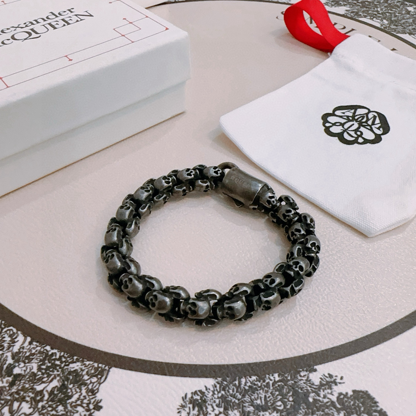 NO:381444,The original single-in-one new Alexander McQueen bracelet, the counter is consistently customized. The rebellious and exaggerated punk in the bones, but I yearn for beautiful anxiety, another interpretation of beauty. The hot products for men are shipped, unique design, avant-garde, must-have for men!  Retro old design, no oxidation or fading, fine jewelry, alexander mcqueen, bracelet19860909原单货新款Alexander McQueen 亚历山大 麦昆 手链 专柜一致原版定制 骨子里那种叛逆浮夸朋克可内心又向往着美好的焦虑,对美的另一种诠释 男士火爆款出货 设计独特 前卫 男士必备！复古做旧设计 任带不氧化不退色,饰品精品,alexander mcqueen,bracelet,Jewelry