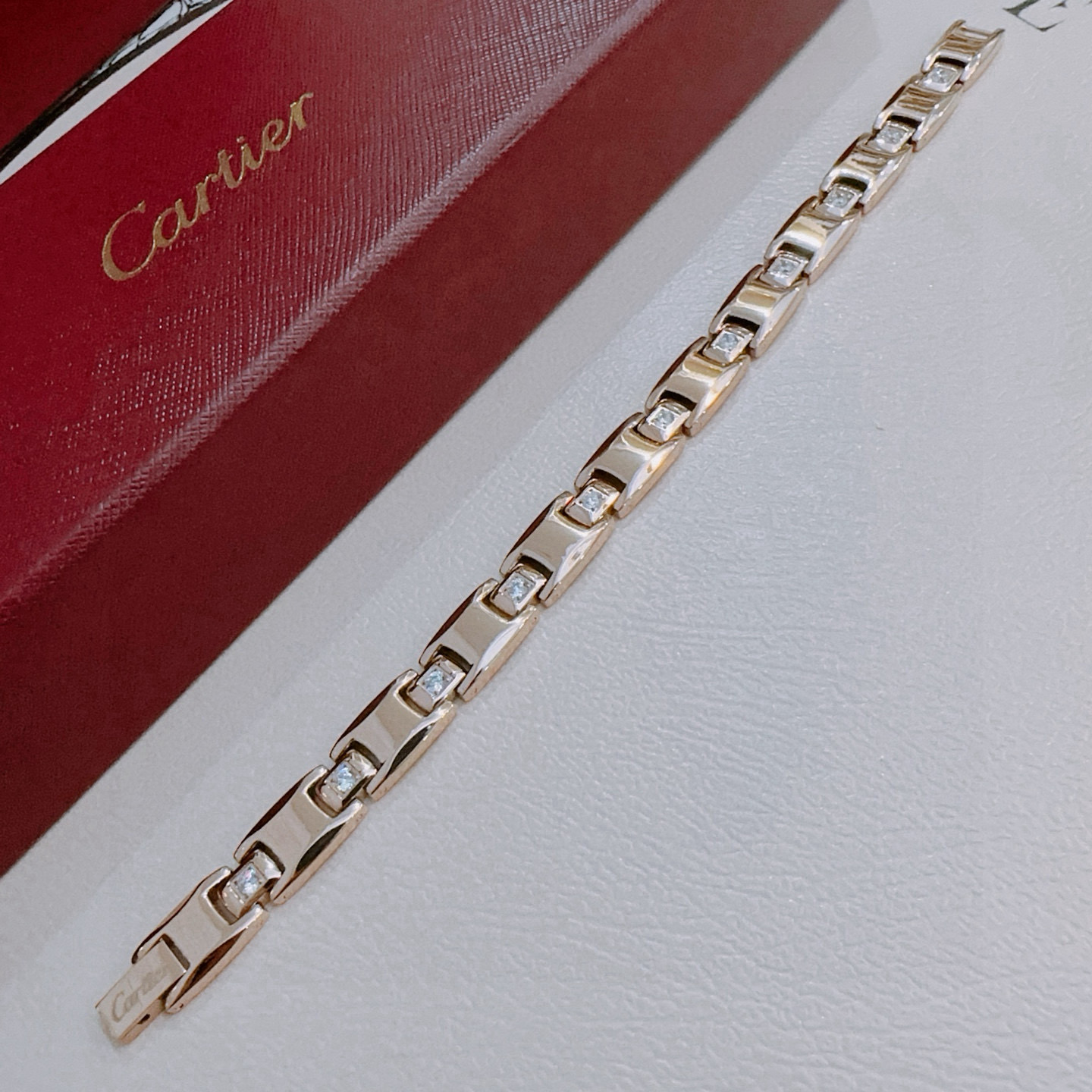 NO:381448,Cartier bracelet V gold material series, perfect appearance, invincible details, the unique color is completely impeccable, and is decorated with a classic ring shape design, simple but elegant and eye-catching, the pure handmade combination of V gold makes the complexion look more elegant and attractive. The same style as men and women Cartier bracelet, jewelry boutique, cartier, bracelet19860909卡地亚手链V金材质系列 品相完美,细节无敌,那种独特的色泽完全无可挑剔,再缀以经典指环外形设计,简约之余却又优雅夺目,V金纯手工的组合更显气色,上手雅致动人.男女同款 卡地亚手链,饰品精品,cartier,bracelet,Jewelry