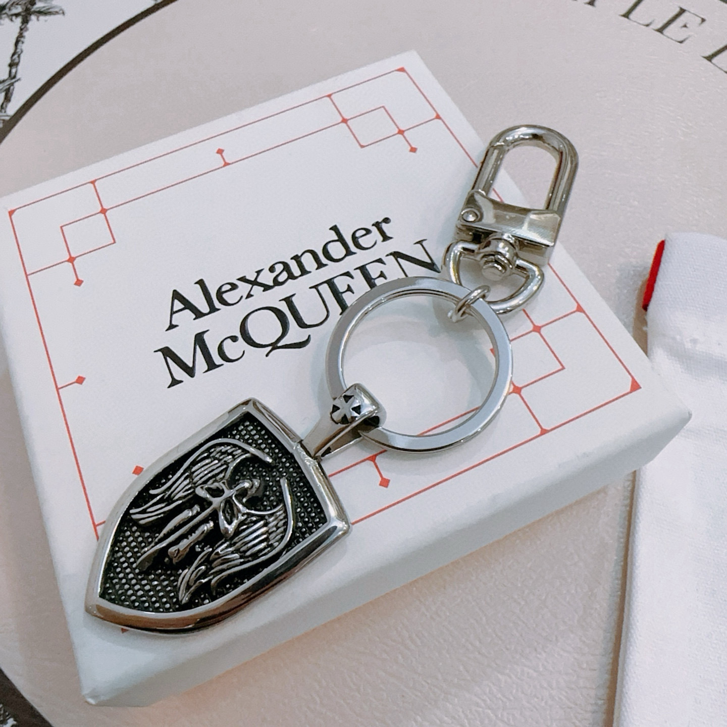 NO:381460,Original new Alexander McQueen Alexander McQueen Keychain Bag buckle Accessories Consistent original customization The rebellious and exaggerated punk in the bones, but I yearn for beautiful anxiety, another interpretation of beauty Hot products shipped, unique design avant-garde, retro and old design, jewelry boutique, alexander mcqueen, keychain19860909原单货新款Alexander McQueen 亚历山大 麦昆 钥匙扣 包包扣 配饰 专柜一致原版定制 骨子里那种叛逆浮夸朋克可内心又向往着美好的焦虑,对美的另一种诠释 火爆款出货 设计独特 前卫 复古做旧设计,饰品精品,alexander mcqueen,keychain,Jewelry