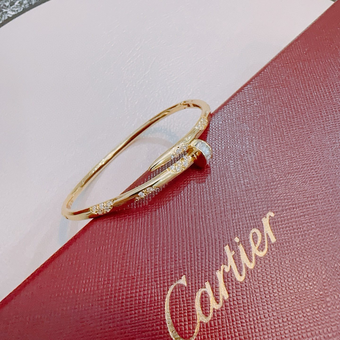 NO:382153,Cartier bracelet bracelet V gold material series. The quality is perfect, the details are invincible. The unique color is completely impeccable, and it is decorated with a classic ring shape design. It is simple but elegant and eye-catching. The pure handmade combination of V gold makes the complexion look more elegant and attractive. The same style as men and women Cartier bracelet, jewelry boutique, cartier, bracelet19860909卡地亚手链手镯V金材质系列 品相完美,细节无敌,那种独特的色泽完全无可挑剔,再缀以经典指环外形设计,简约之余却又优雅夺目,V金纯手工的组合更显气色,上手雅致动人.男女同款 卡地亚手链,饰品精品,cartier,bracelet,bracelet,Jewelry