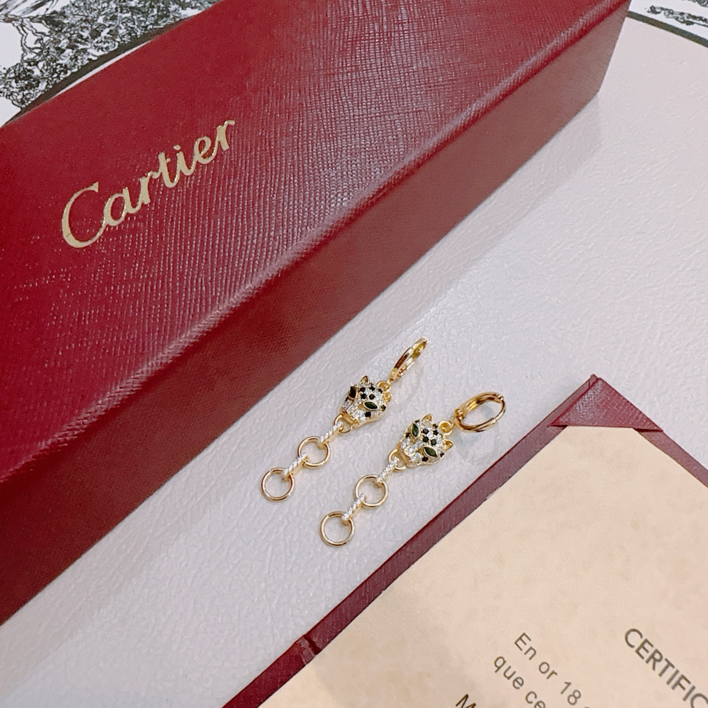 NO:382158,Cartier earrings V gold material series, perfect appearance, invincible details, the unique color is completely impeccable, and is decorated with a classic ring shape design, simple but elegant and eye-catching. The pure handmade combination of V gold makes the complexion look more elegant and attractive. The same style as men and women Cartier earrings, jewelry boutiques, cartier, earrings19860909卡地亚耳环V金材质系列 品相完美,细节无敌,那种独特的色泽完全无可挑剔,再缀以经典指环外形设计,简约之余却又优雅夺目,V金纯手工的组合更显气色,上手雅致动人.男女同款 卡地亚耳环,饰品精品,cartier,earrings,Jewelry