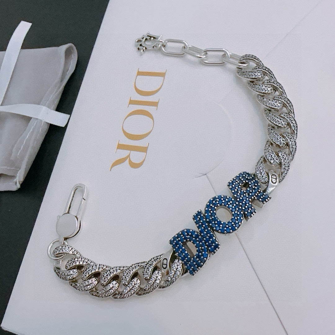 NO:382174,High-quality full-diamond Dior bracelet original single-stock counter new model retro trend fashion essentials can be worn by both men and women Couple style Rock Punk Thai silver style Retro elements Trendy versatile official website The latest bracelet chain is higher in grade Star classic necklace series retro silver bracelet Chain length adjustable length Details are used for the old version Non-market glossy version This model has been released. The best-selling model in Dior is very easy to match with trendy clothes, jewelry boutique, dior, necklace, bracelet19860909高品质满钻迪奥手链原单货专柜新款开模复古潮流时尚必备 男女均可佩戴 情侣款同款 摇滚朋克泰银风格 复古元素 潮流百搭 官网同款手链最新款链条档次更高明星经典款项链系列复古银手链 链长尺寸可调节长度 细节对版做旧处理 非市面亮面版型 这款一直在出 迪奥里面热卖款 非常好搭配潮流衣服,饰品精品,dior,necklace,bracelet,Jewelry