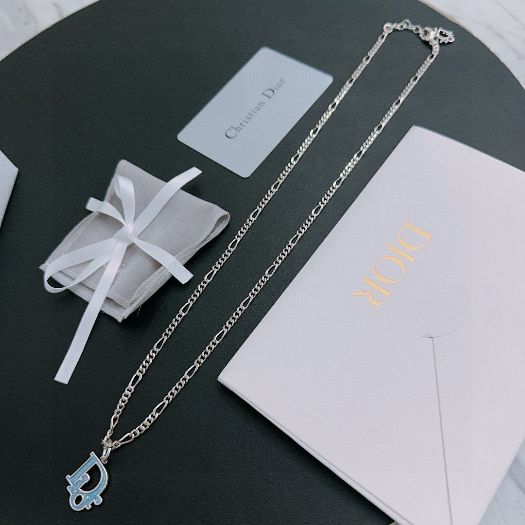 NO:382147,DIOR new model Dior necklace original single-stock counter new model retro trend fashion essentials can be worn by both men and women Couple style Rock Punk Tsing silver style Retro elements Trendy versatile style Official website The latest model chain is higher grade Star classic model necklace series retro silver necklace Chain length 60 cm can be changed length Details are used for the version to be used for the old version Non-market glossy style This model has been released. The best-selling model in Dior is very easy to match with trendy clothes, jewelry boutique, dior, dior, necklace19860909DIOR新款 迪奥项链原单货专柜新款开模复古潮流时尚必备 男女均可佩戴 情侣款同款 摇滚朋克泰银风格 复古元素 潮流百搭 官网同款项链最新款链条档次更高明星经典款项链系列复古银项链 链长60厘米可改长度 细节对版做旧处理 非市面亮面版型 这款一直在出 迪奥里面热卖款 非常好搭配潮流衣服,饰品精品,dior,dior,necklace,Jewelry