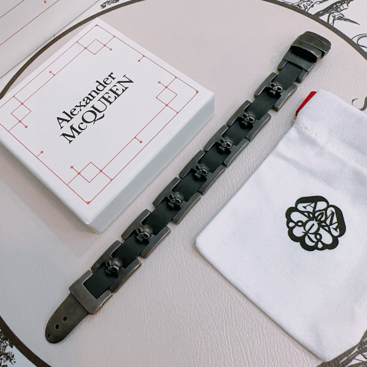 NO:382164,The original single-in-one new Alexander McQueen bracelet, the counter is consistently customized. The rebellious and exaggerated punk in the bones, but I yearn for beautiful anxiety, another interpretation of beauty. The hot products for men are shipped, unique design, avant-garde, must-have for men!  Retro old design, no oxidation or fading, fine jewelry, alexander mcqueen, bracelet19860909原单货新款Alexander McQueen 亚历山大 麦昆 手链 专柜一致原版定制 骨子里那种叛逆浮夸朋克可内心又向往着美好的焦虑,对美的另一种诠释 男士火爆款出货 设计独特 前卫 男士必备！复古做旧设计 任带不氧化不退色,饰品精品,alexander mcqueen,bracelet,Jewelry