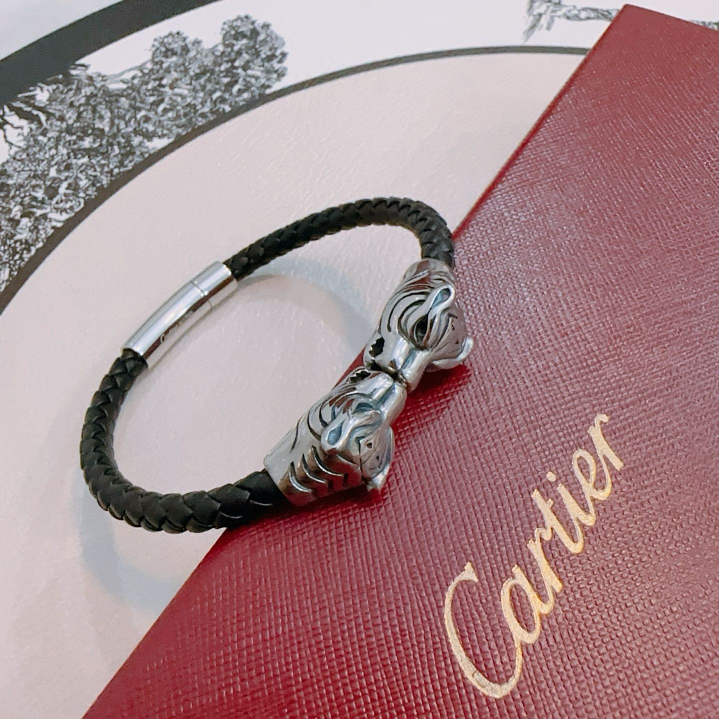 NO:382186,Cartier bracelet bracelet V-cow leather material series. The quality is perfect, the details are invincible. The unique color is completely impeccable, and it is decorated with a classic ring shape design. It is simple but elegant and eye-catching. The pure handmade combination of V-gold makes the complexion look more elegant and attractive. The same style as men and women Cartier bracelet, jewelry boutique, cartier, bracelet, cowhide19860909卡地亚手链手镯V金牛皮材质系列 品相完美,细节无敌,那种独特的色泽完全无可挑剔,再缀以经典指环外形设计,简约之余却又优雅夺目,V金纯手工的组合更显气色,上手雅致动人.男女同款 卡地亚手链,饰品精品,cartier,bracelet,bracelet,cowhide,Jewelry
