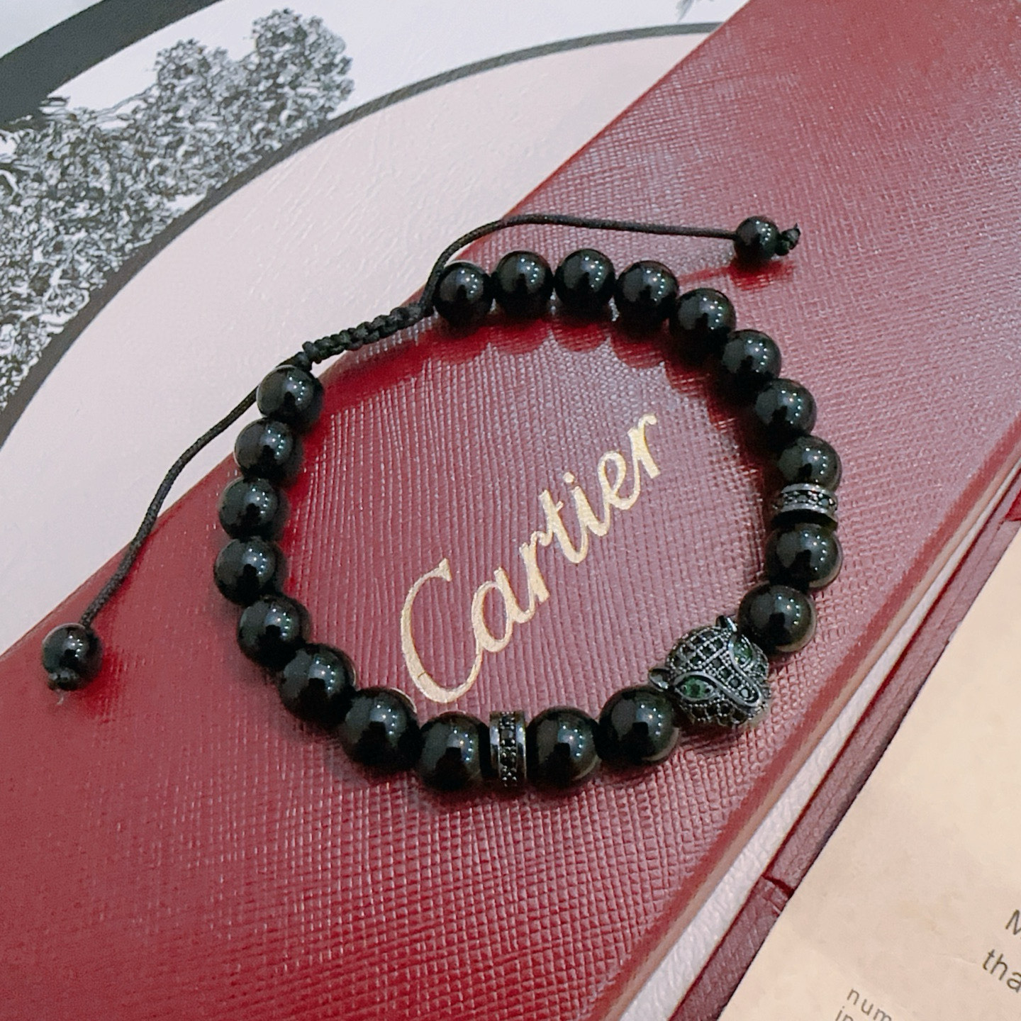 NO:382190,The new Cartier Leopard Agate Bracelet V-gold material series is perfect in appearance and invincible in details. The unique color is completely impeccable, and is decorated with a classic ring shape design. It is simple but elegant and eye-catching. The pure handmade combination of V-gold makes the complexion look more elegant and attractive. The same style as men and women Cartier bracelet, jewelry boutique, cartier, bracelet19860909新款卡地亚豹子玛瑙手链V金材质系列 品相完美,细节无敌,那种独特的色泽完全无可挑剔,再缀以经典指环外形设计,简约之余却又优雅夺目,V金纯手工的组合更显气色,上手雅致动人.男女同款 卡地亚手链,饰品精品,cartier,bracelet,Jewelry