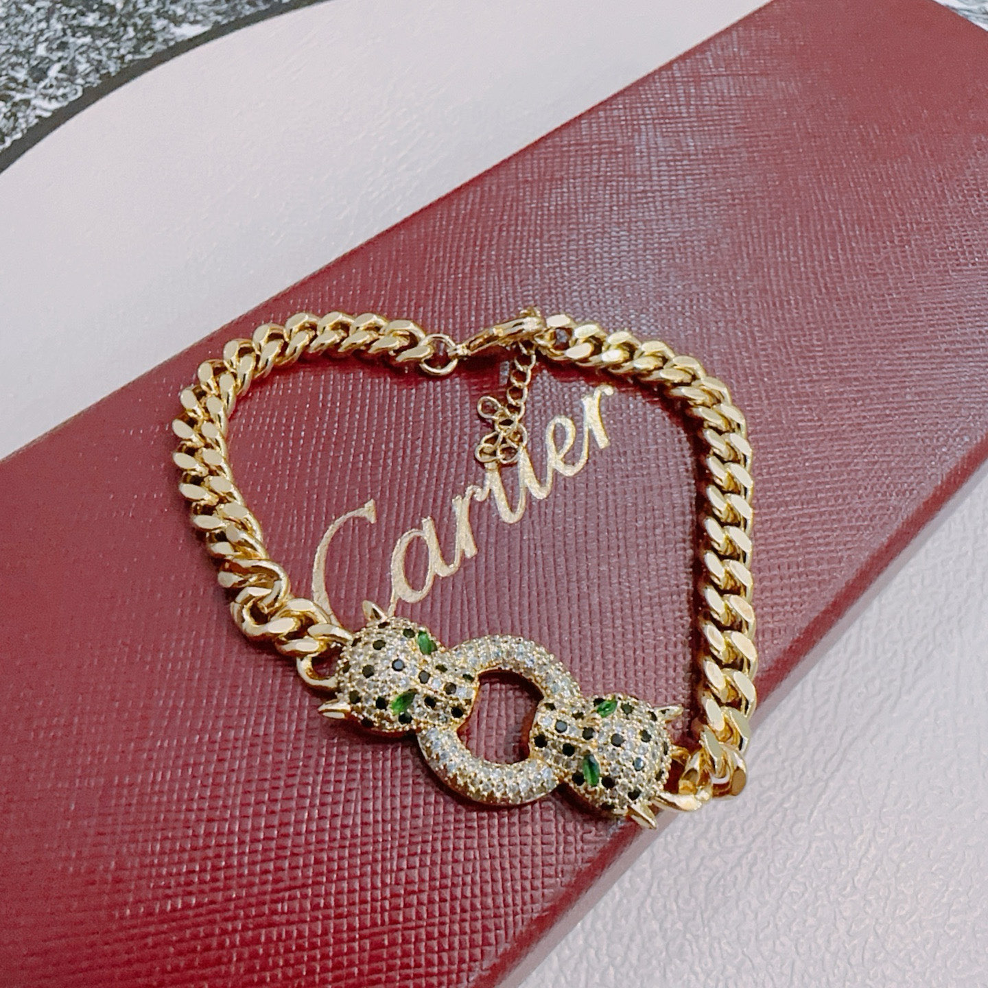 NO:382194,Cartier bracelet bracelet V gold material series. The quality is perfect, the details are invincible. The unique color is completely impeccable, and it is decorated with a classic ring shape design. It is simple but elegant and eye-catching. The pure handmade combination of V gold makes the complexion look more elegant and attractive. The same style as men and women Cartier bracelet, jewelry boutique, cartier, bracelet19860909卡地亚手链手镯V金材质系列 品相完美,细节无敌,那种独特的色泽完全无可挑剔,再缀以经典指环外形设计,简约之余却又优雅夺目,V金纯手工的组合更显气色,上手雅致动人.男女同款 卡地亚手链,饰品精品,cartier,bracelet,bracelet,Jewelry