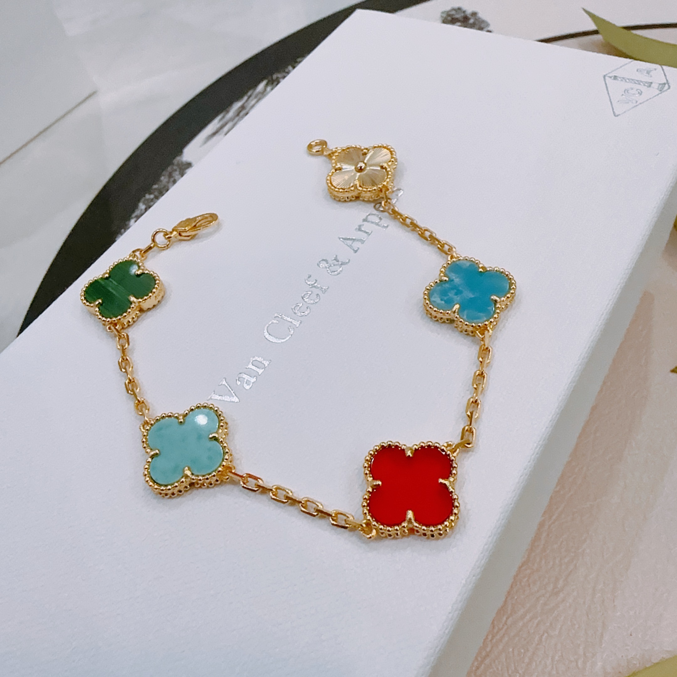 四叶草梵克雅宝🍀正品定制🌈彩虹花色手链V金材质系列 品相完美，细节无敌，那种独特的色泽完全无可挑剔，再缀
