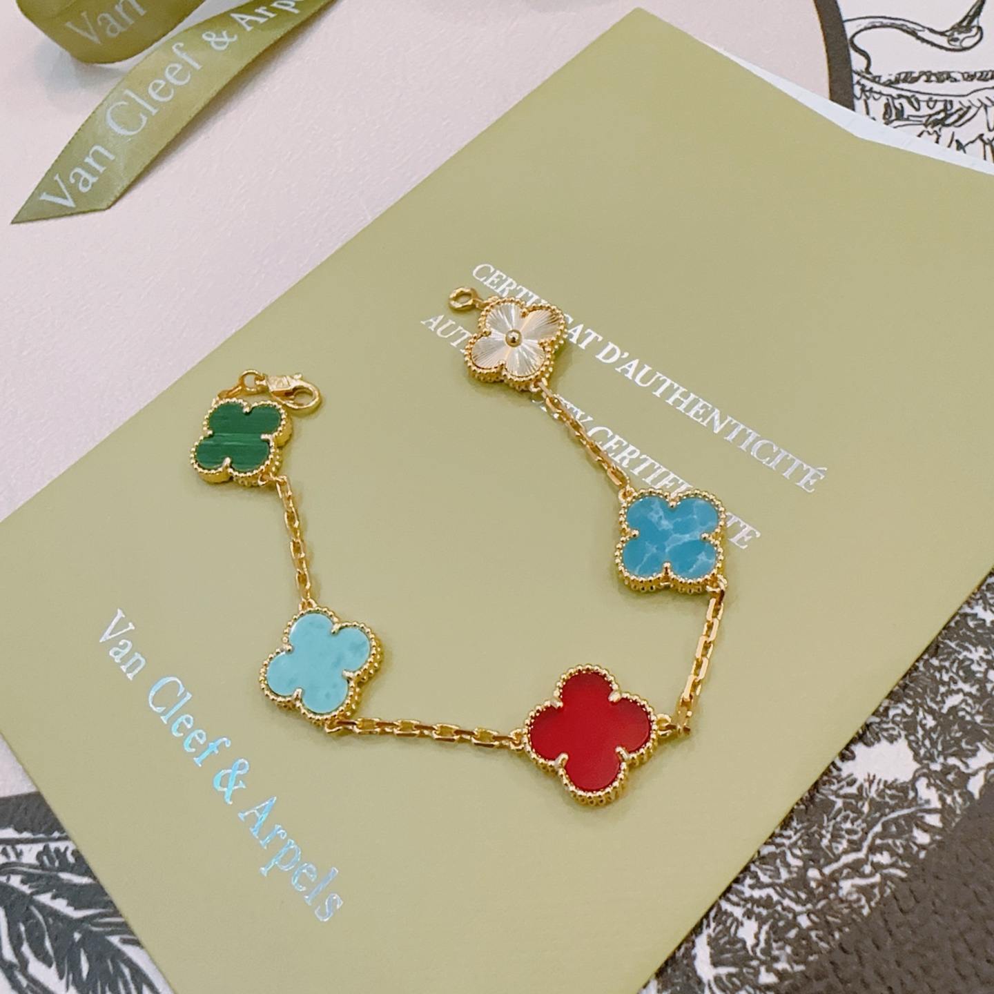 四叶草梵克雅宝🍀正品定制🌈彩虹花色手链V金材质系列 品相完美，细节无敌，那种独特的色泽完全无可挑剔，再缀