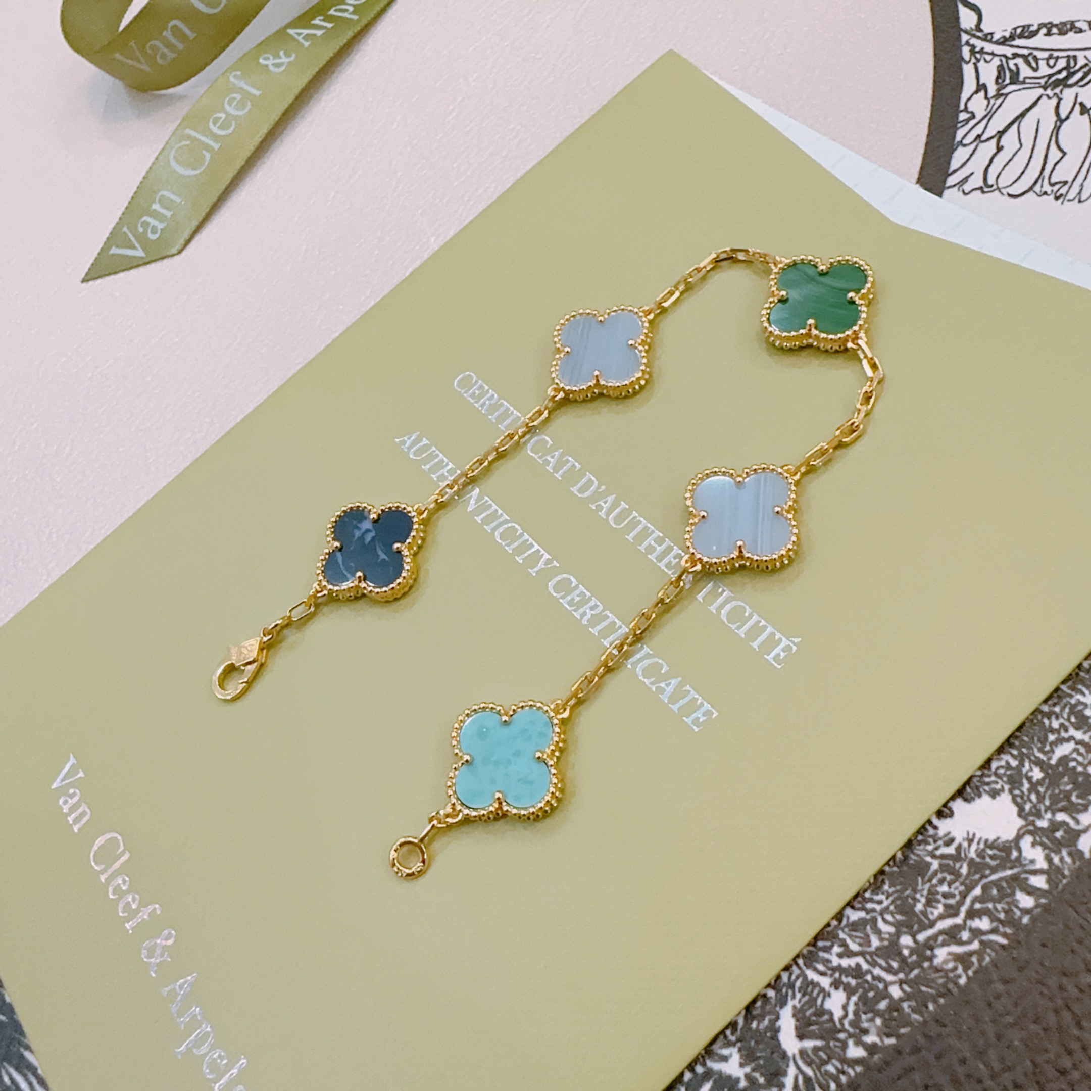 四叶草梵克雅宝🍀正品定制🌈彩虹花色手链V金材质系列 品相完美，细节无敌，那种独特的色泽完全无可挑剔，再缀