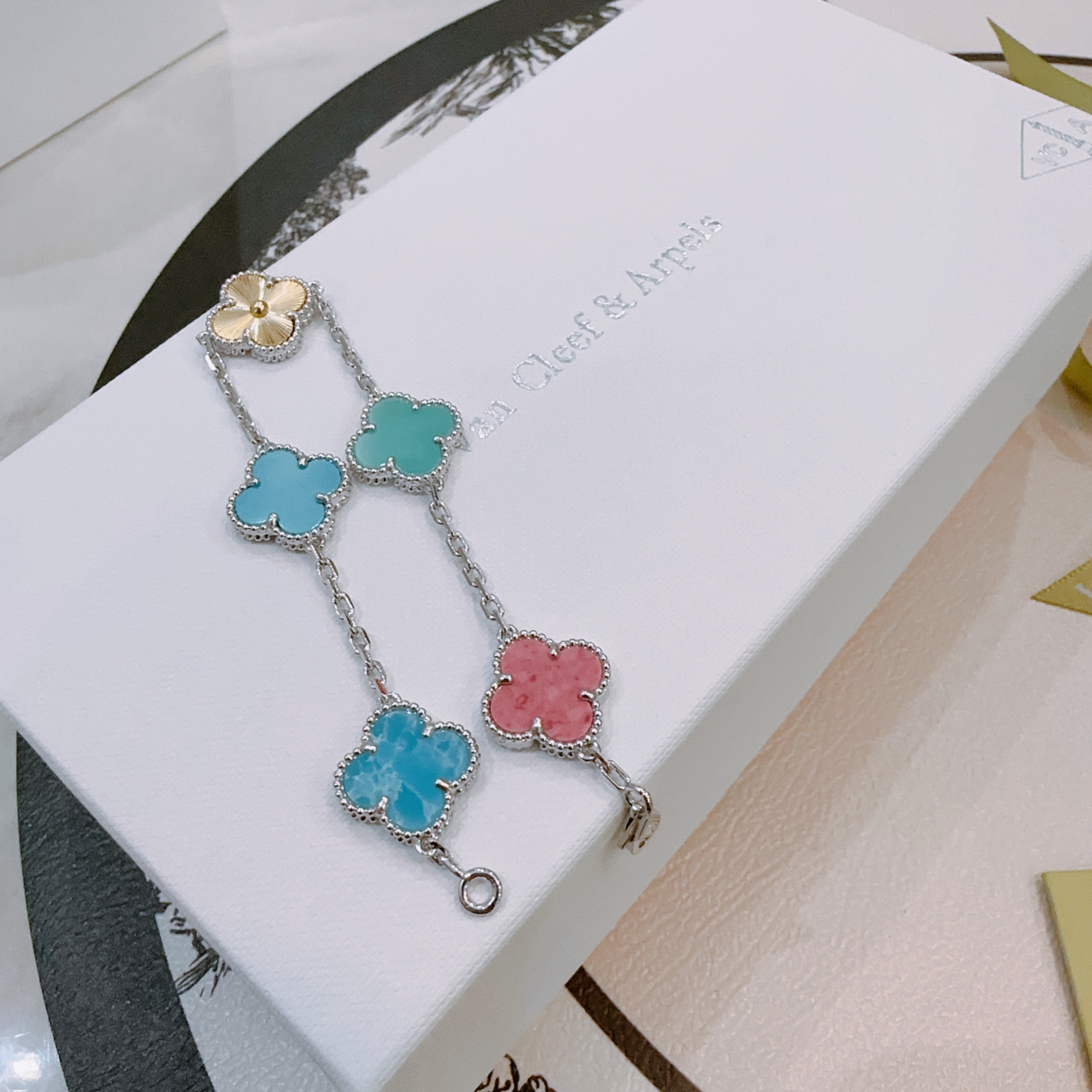 四叶草梵克雅宝🍀正品定制🌈彩虹花色手链V金材质系列 品相完美，细节无敌，那种独特的色泽完全无可挑剔，再缀
