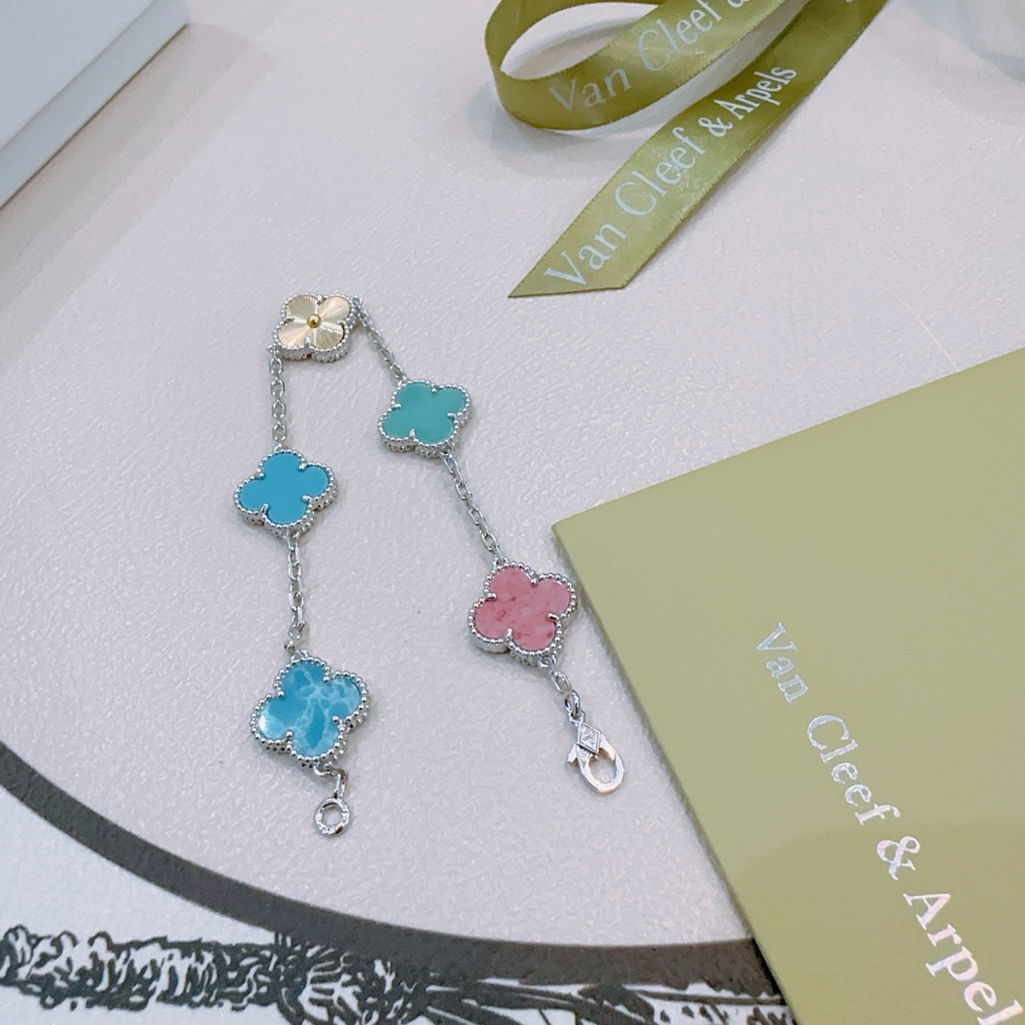四叶草梵克雅宝🍀正品定制🌈彩虹花色手链V金材质系列 品相完美，细节无敌，那种独特的色泽完全无可挑剔，再缀