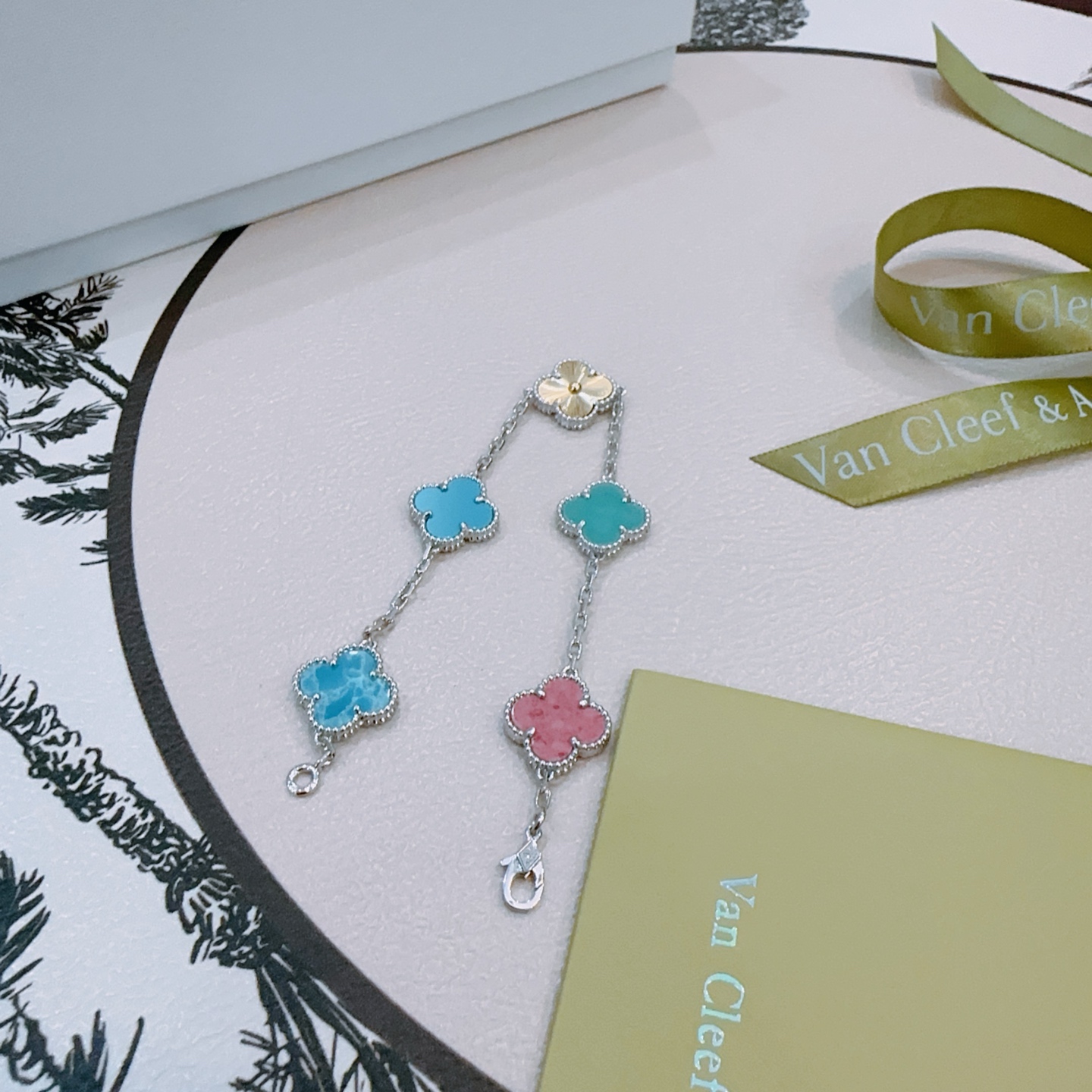 四叶草梵克雅宝🍀正品定制🌈彩虹花色手链V金材质系列 品相完美，细节无敌，那种独特的色泽完全无可挑剔，再缀