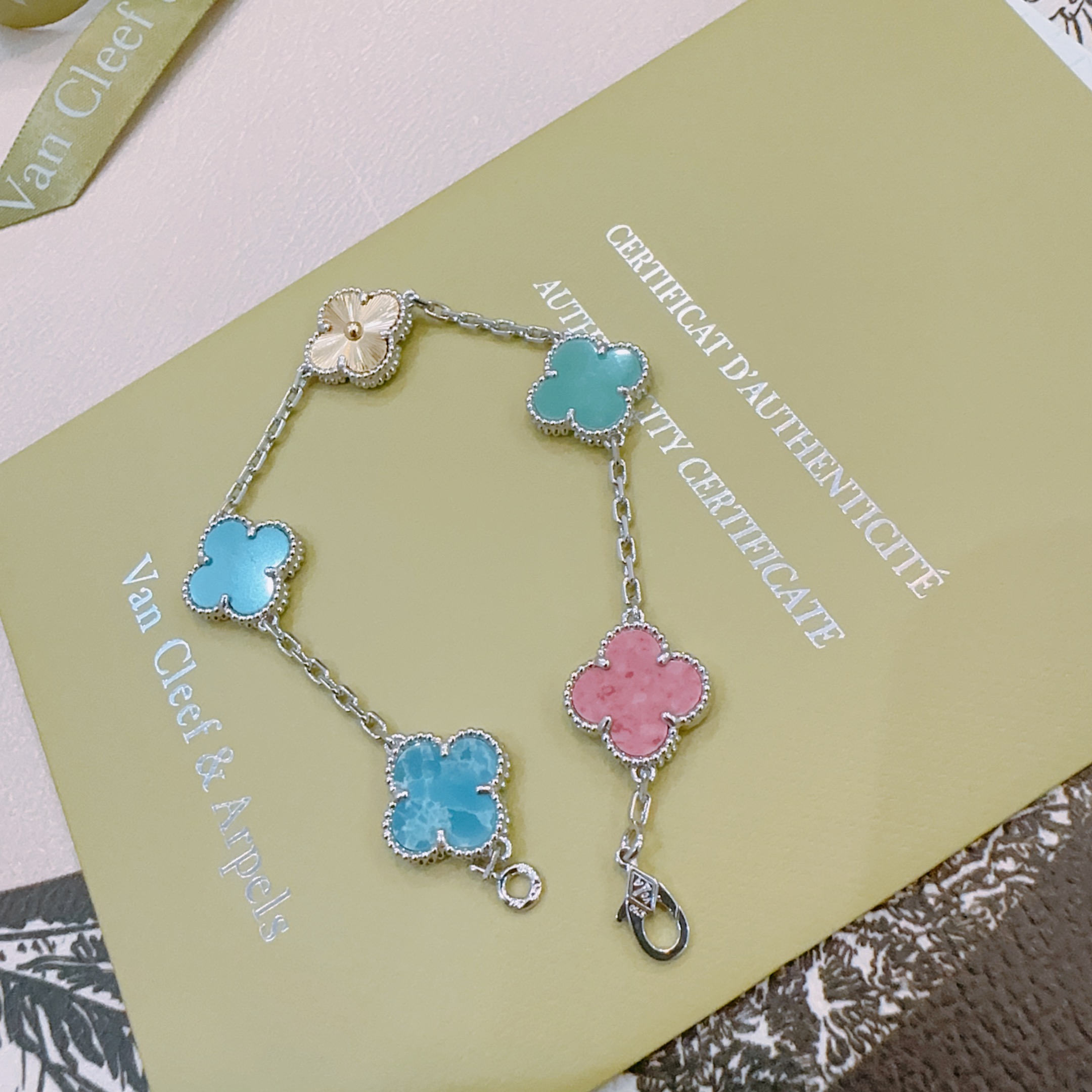 四叶草梵克雅宝🍀正品定制🌈彩虹花色手链V金材质系列 品相完美，细节无敌，那种独特的色泽完全无可挑剔，再缀