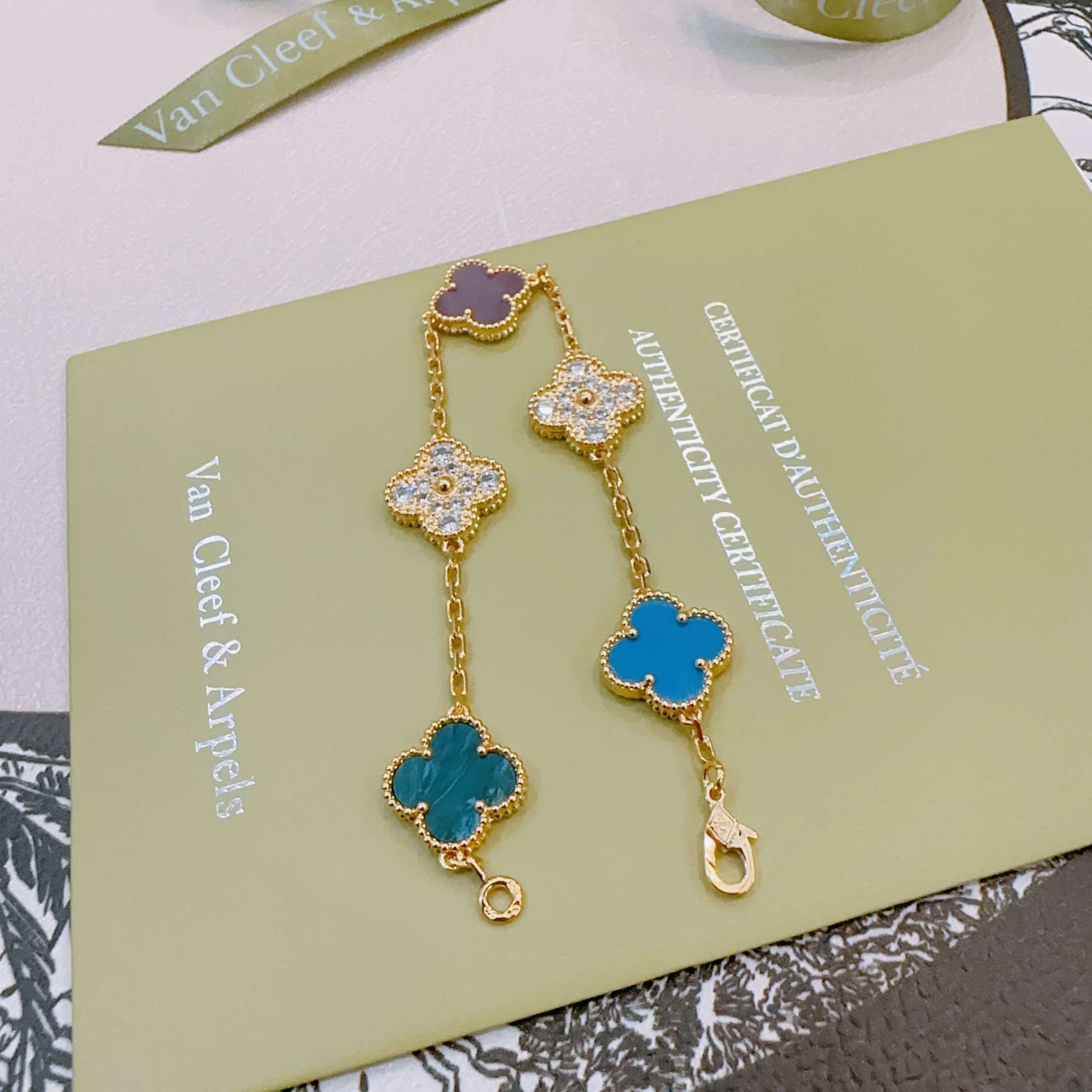 四叶草梵克雅宝🍀正品定制🌈彩虹花色手链V金材质系列 品相完美，细节无敌，那种独特的色泽完全无可挑剔，再缀