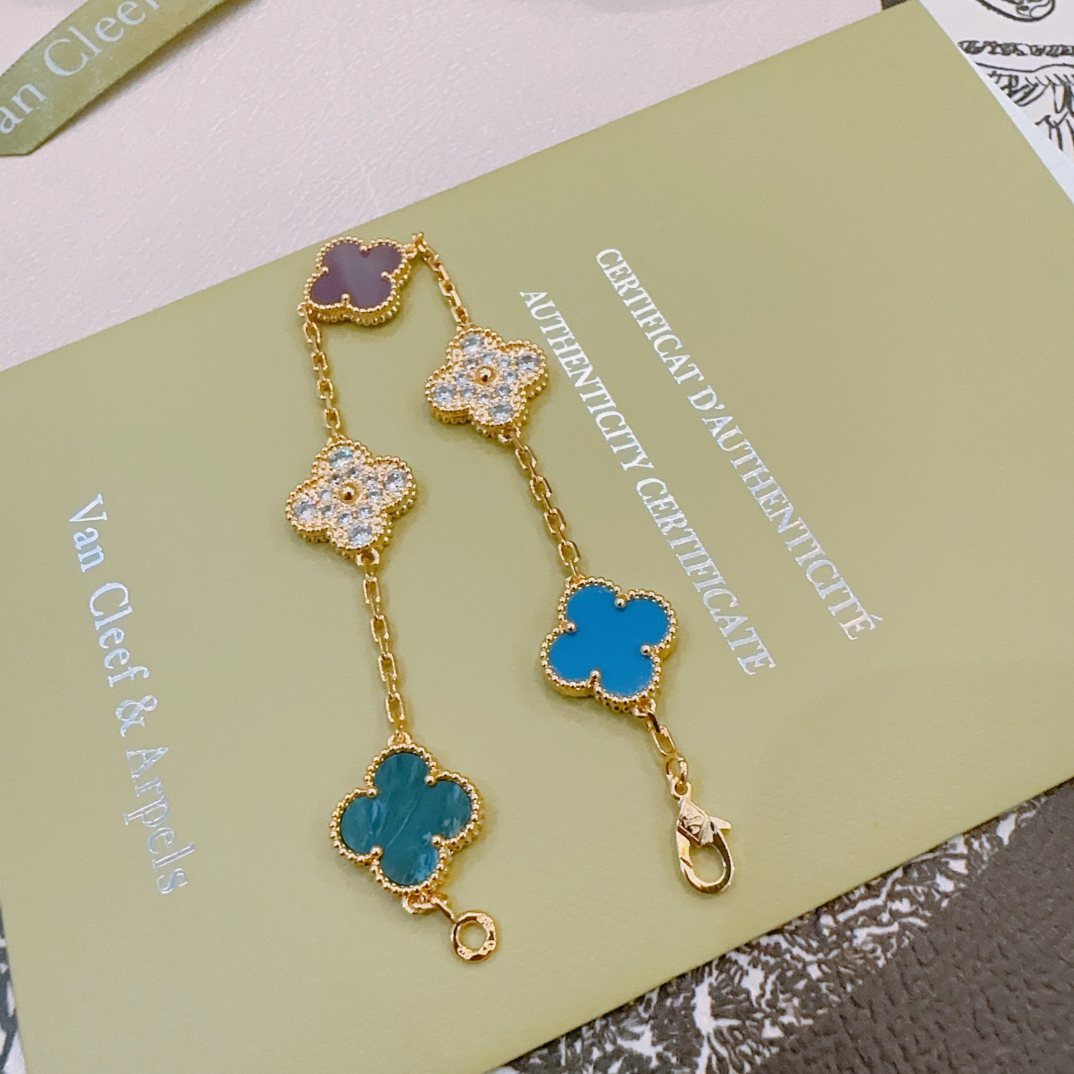 四叶草梵克雅宝🍀正品定制🌈彩虹花色手链V金材质系列 品相完美，细节无敌，那种独特的色泽完全无可挑剔，再缀