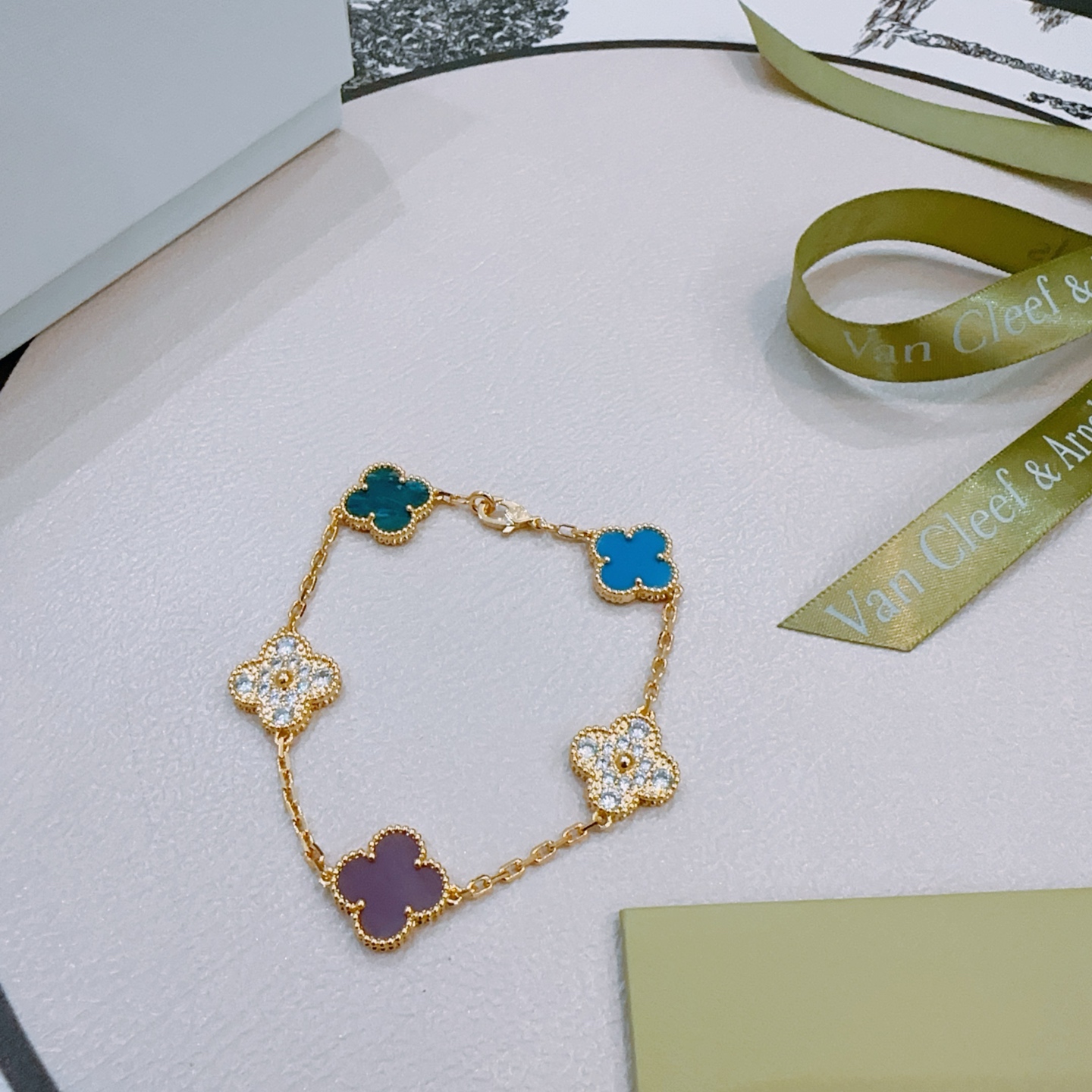 四叶草梵克雅宝🍀正品定制🌈彩虹花色手链V金材质系列 品相完美，细节无敌，那种独特的色泽完全无可挑剔，再缀