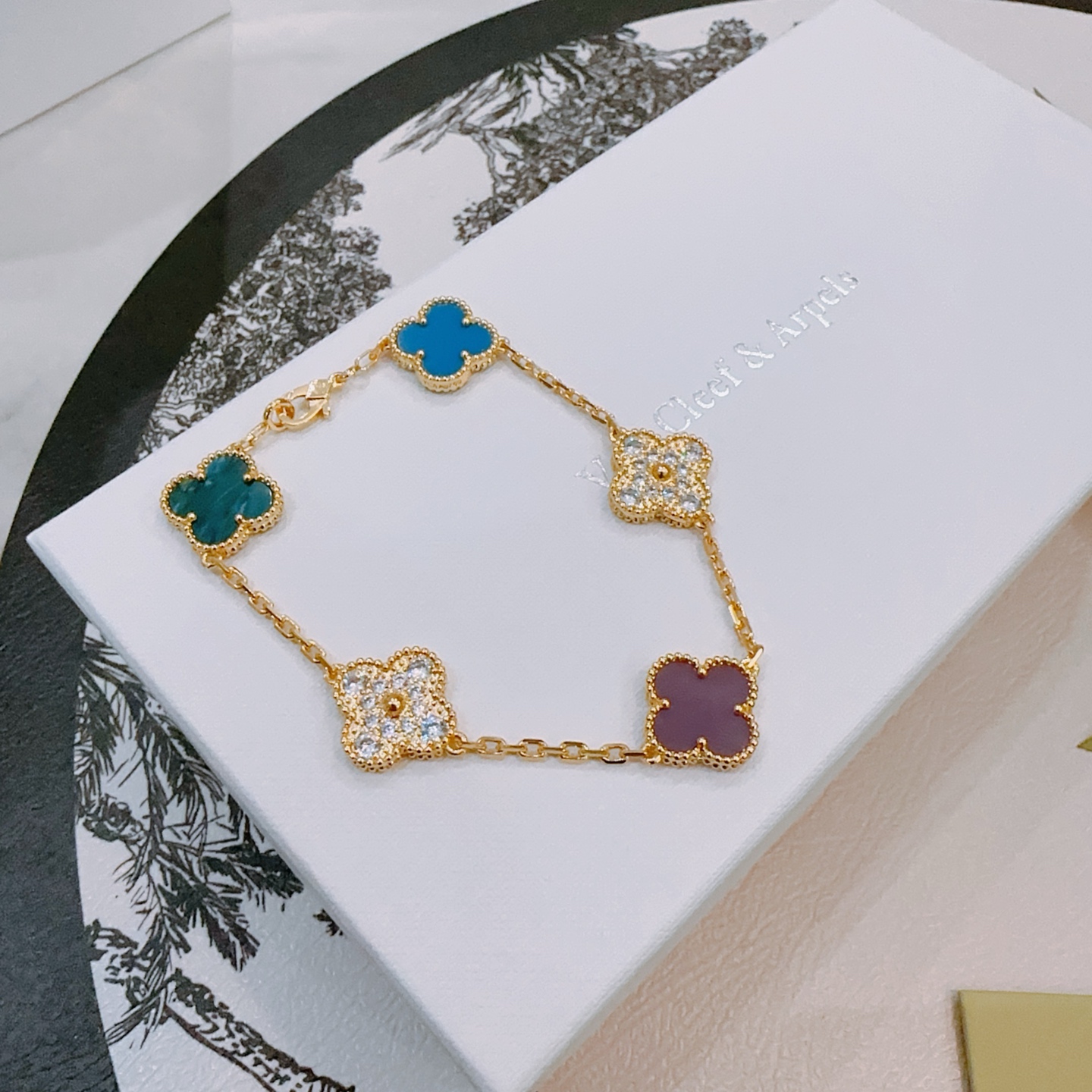 四叶草梵克雅宝🍀正品定制🌈彩虹花色手链V金材质系列 品相完美，细节无敌，那种独特的色泽完全无可挑剔，再缀