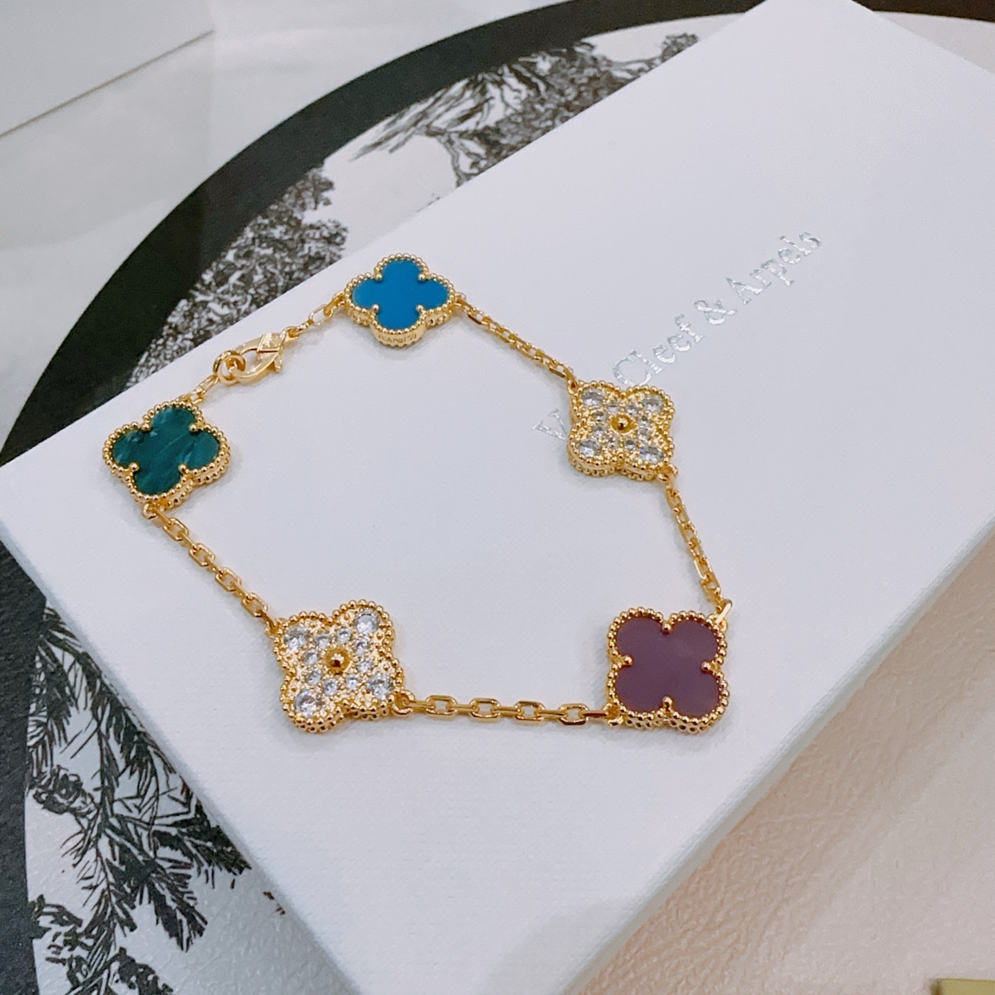 四叶草梵克雅宝🍀正品定制🌈彩虹花色手链V金材质系列 品相完美，细节无敌，那种独特的色泽完全无可挑剔，再缀