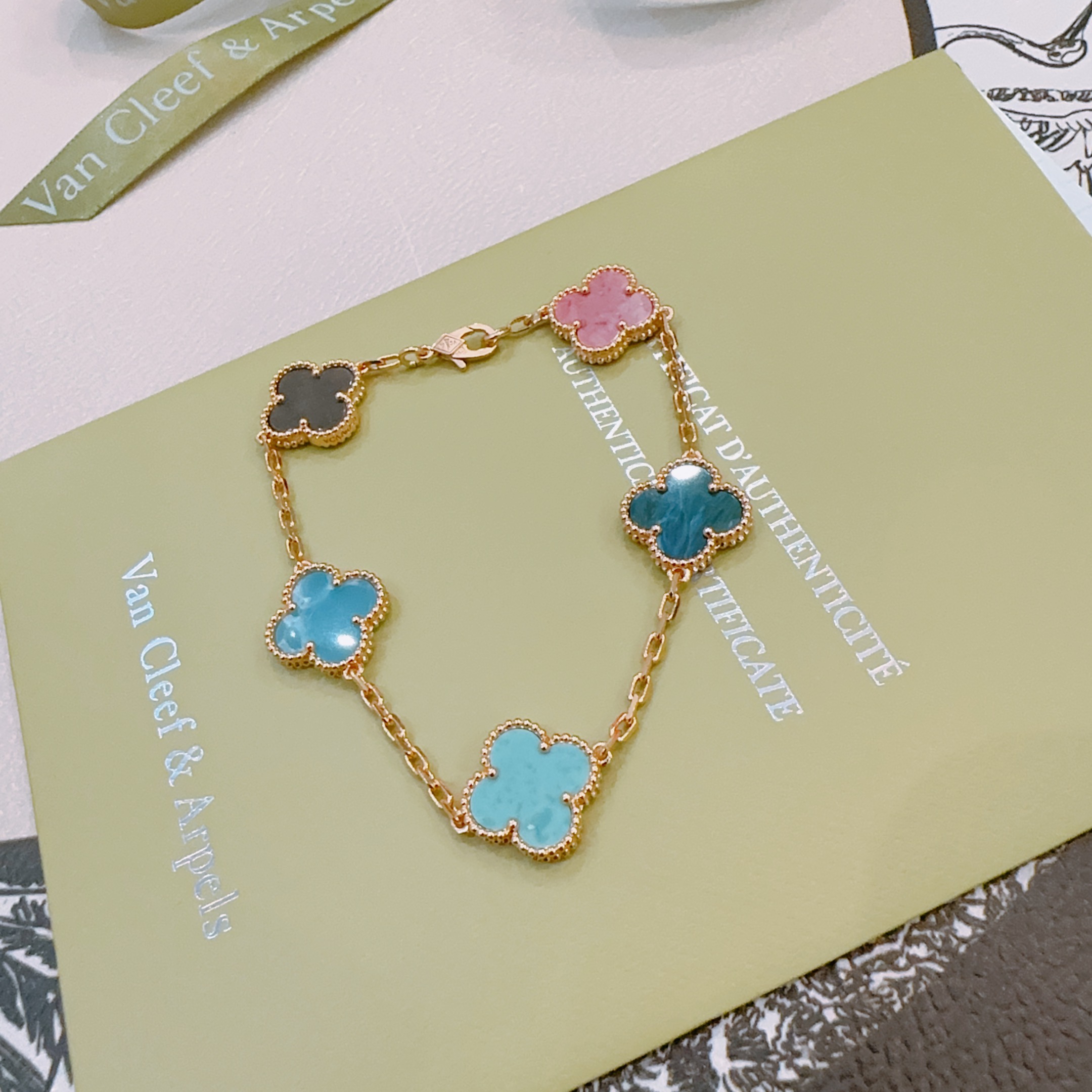四叶草梵克雅宝🍀正品定制🌈彩虹花色手链V金材质系列 品相完美，细节无敌，那种独特的色泽完全无可挑剔，再缀