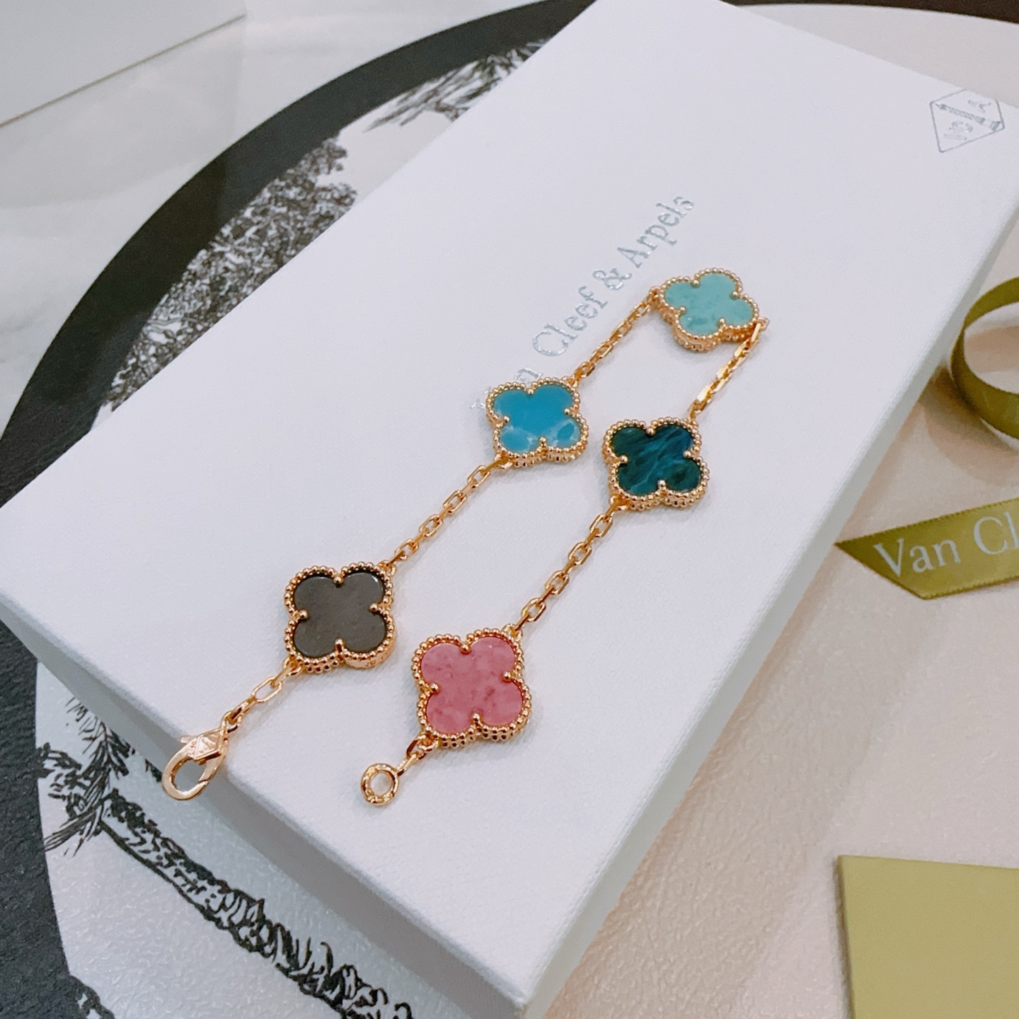 四叶草梵克雅宝🍀正品定制🌈彩虹花色手链V金材质系列 品相完美，细节无敌，那种独特的色泽完全无可挑剔，再缀