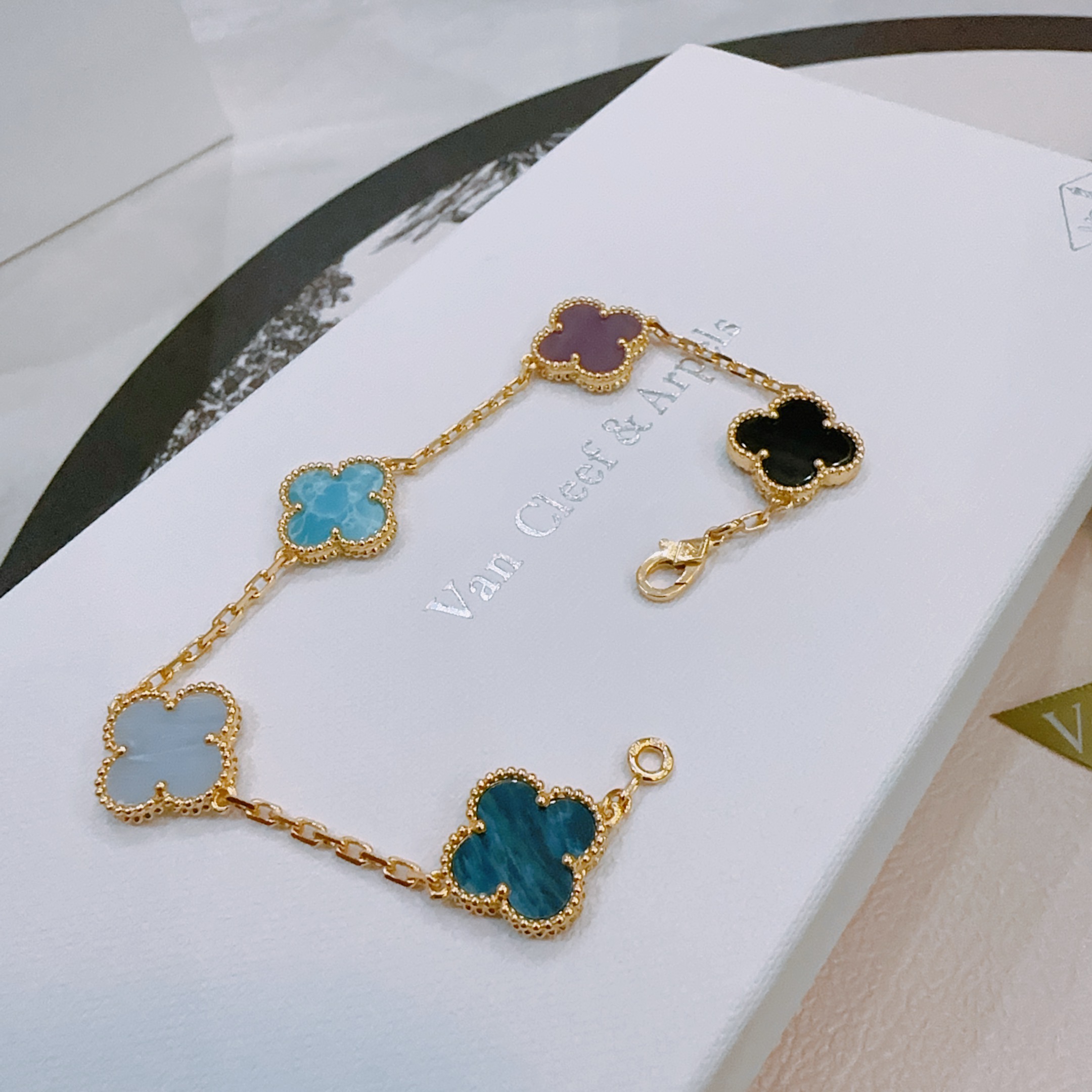 四叶草梵克雅宝🍀正品定制🌈彩虹花色手链V金材质系列 品相完美，细节无敌，那种独特的色泽完全无可挑剔，再缀
