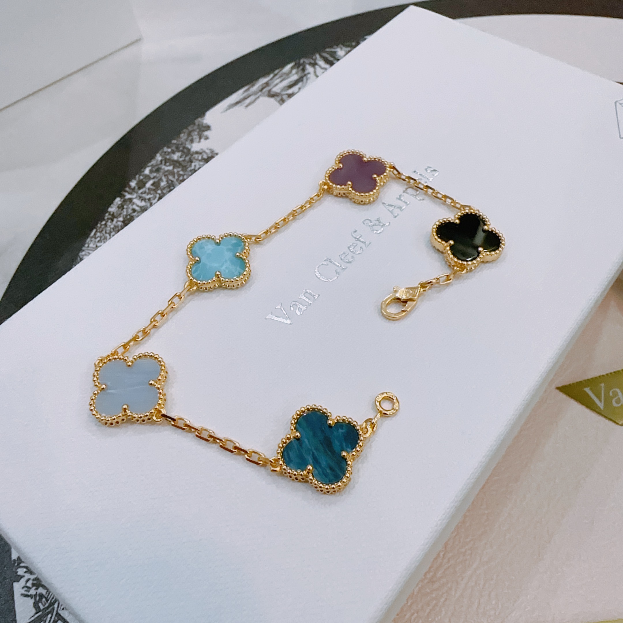 四叶草梵克雅宝🍀正品定制🌈彩虹花色手链V金材质系列 品相完美，细节无敌，那种独特的色泽完全无可挑剔，再缀