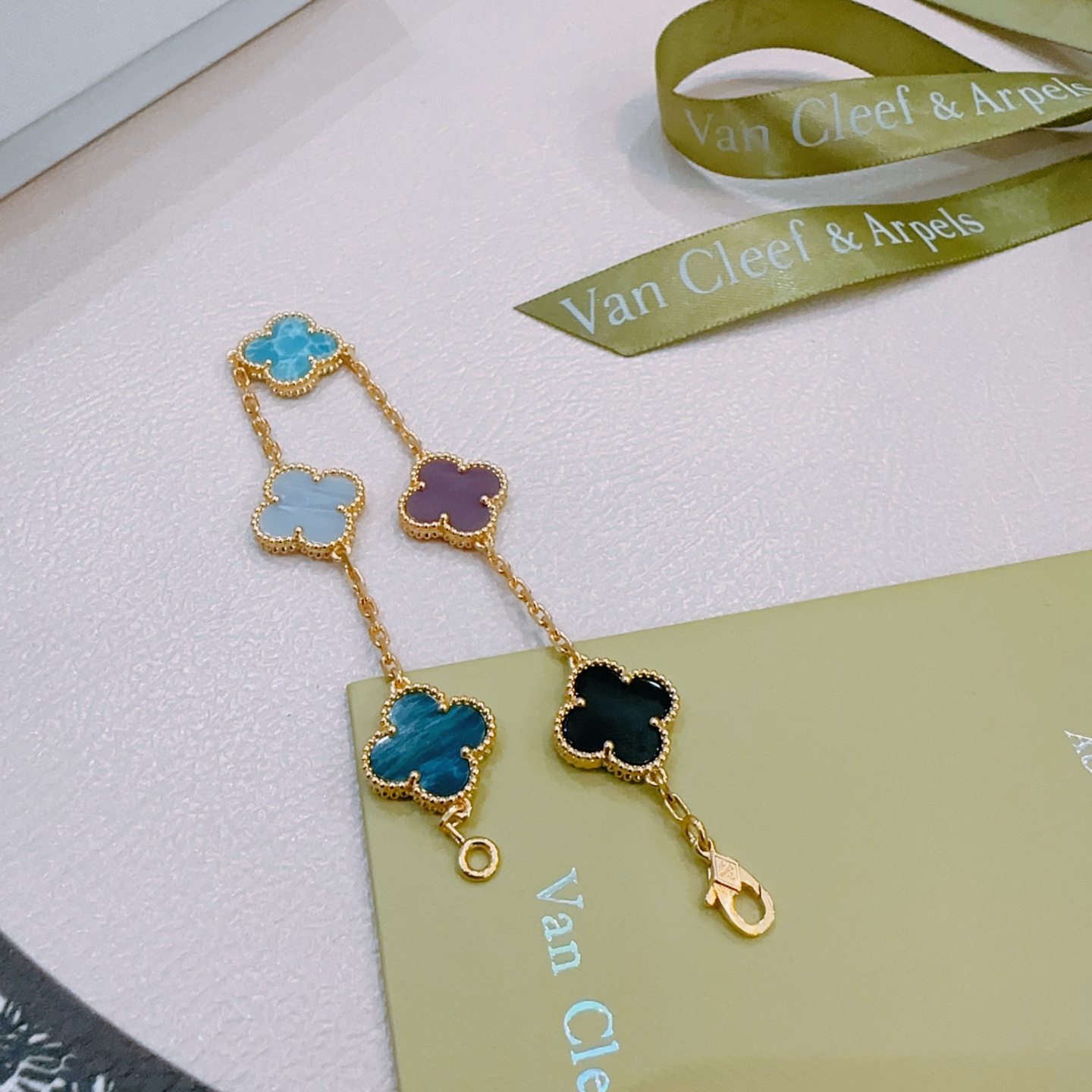 四叶草梵克雅宝🍀正品定制🌈彩虹花色手链V金材质系列 品相完美，细节无敌，那种独特的色泽完全无可挑剔，再缀