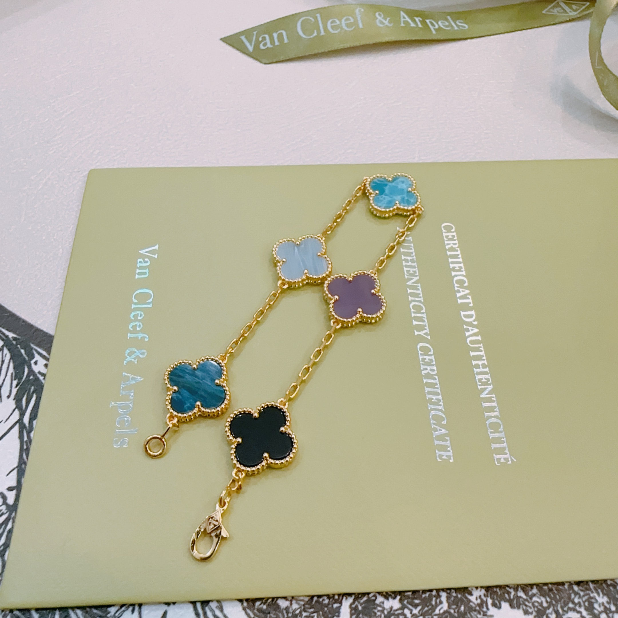 四叶草梵克雅宝🍀正品定制🌈彩虹花色手链V金材质系列 品相完美，细节无敌，那种独特的色泽完全无可挑剔，再缀