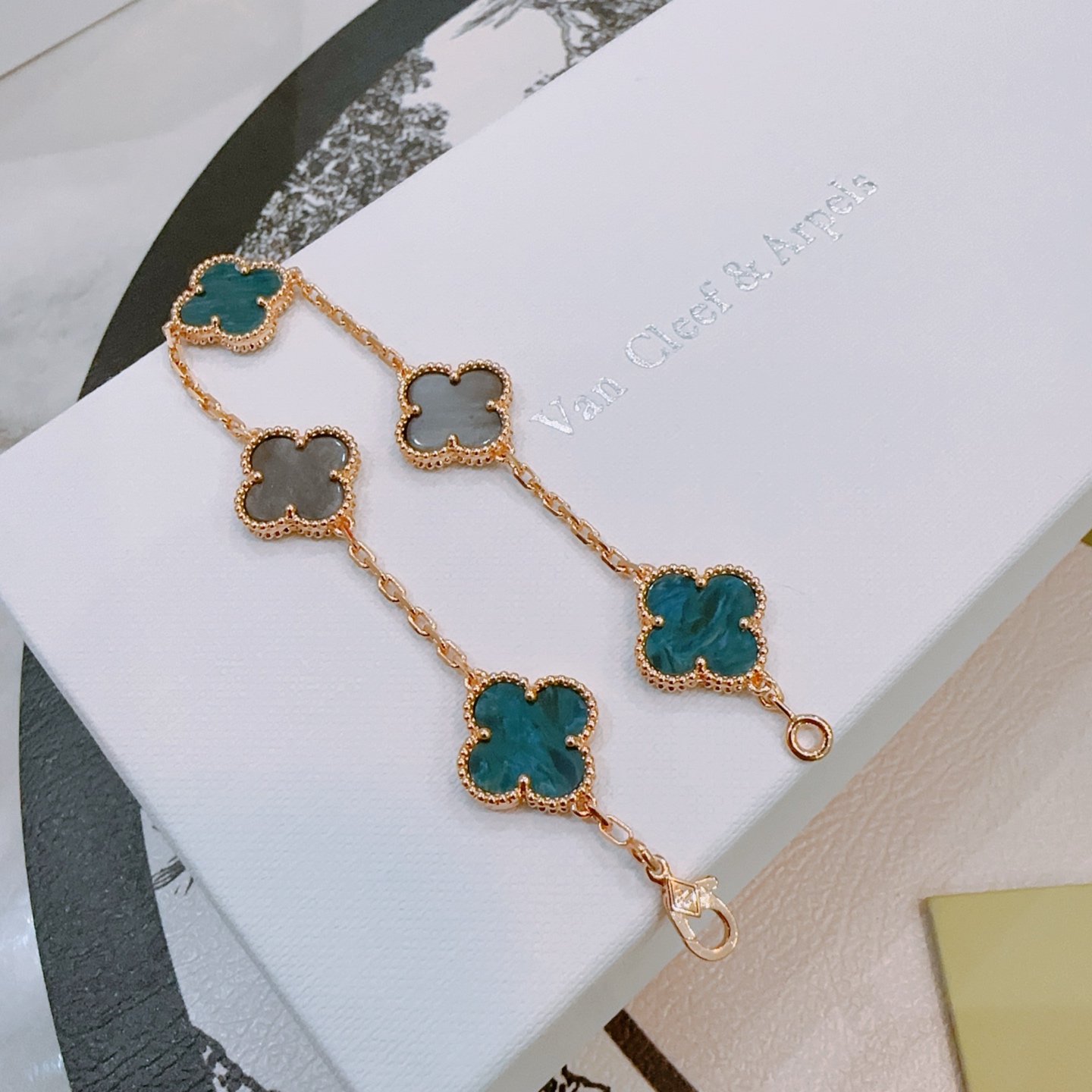 四叶草梵克雅宝🍀正品定制🌈彩虹花色手链V金材质系列 品相完美，细节无敌，那种独特的色泽完全无可挑剔，再缀