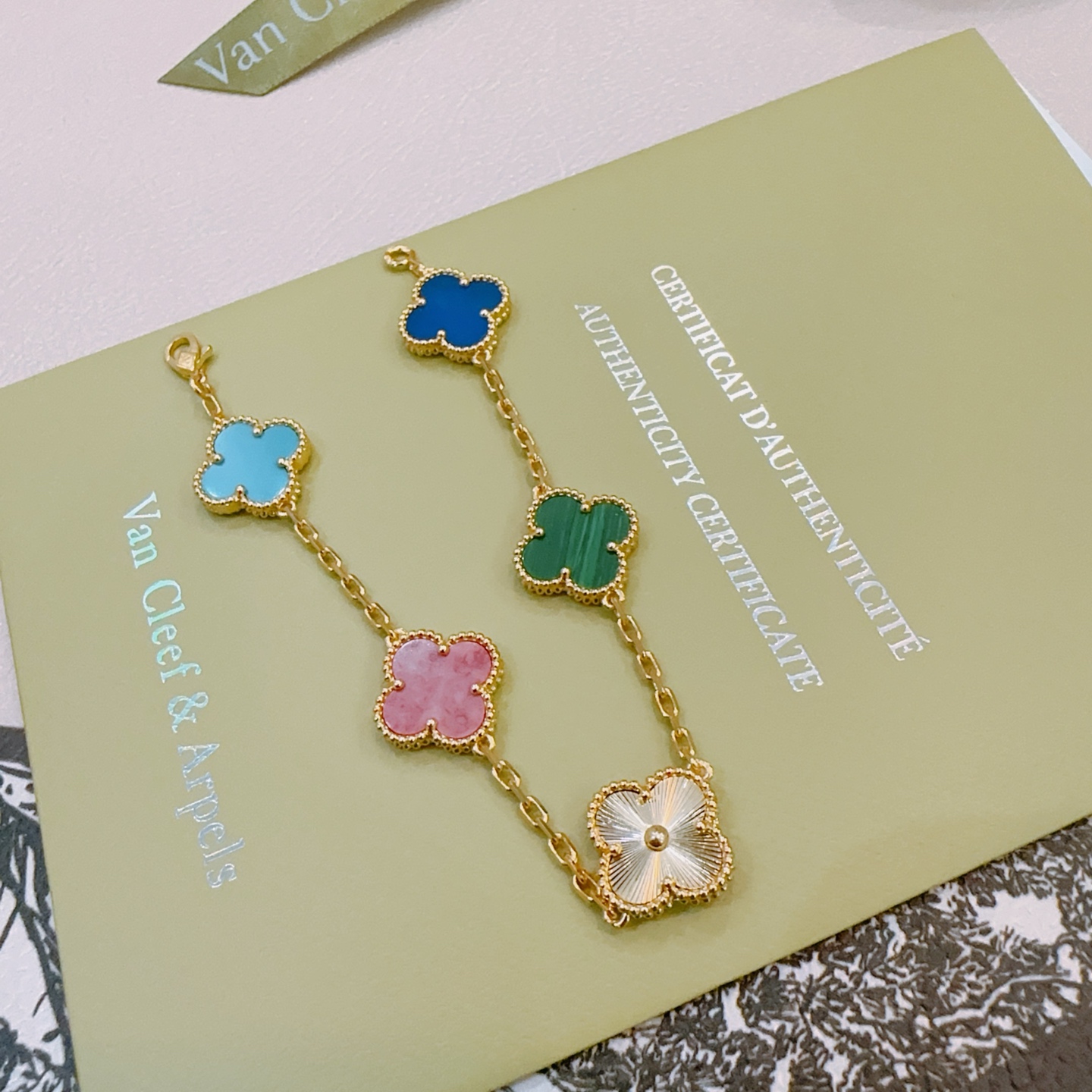 四叶草梵克雅宝🍀正品定制🌈彩虹花色手链V金材质系列 品相完美，细节无敌，那种独特的色泽完全无可挑剔，再缀